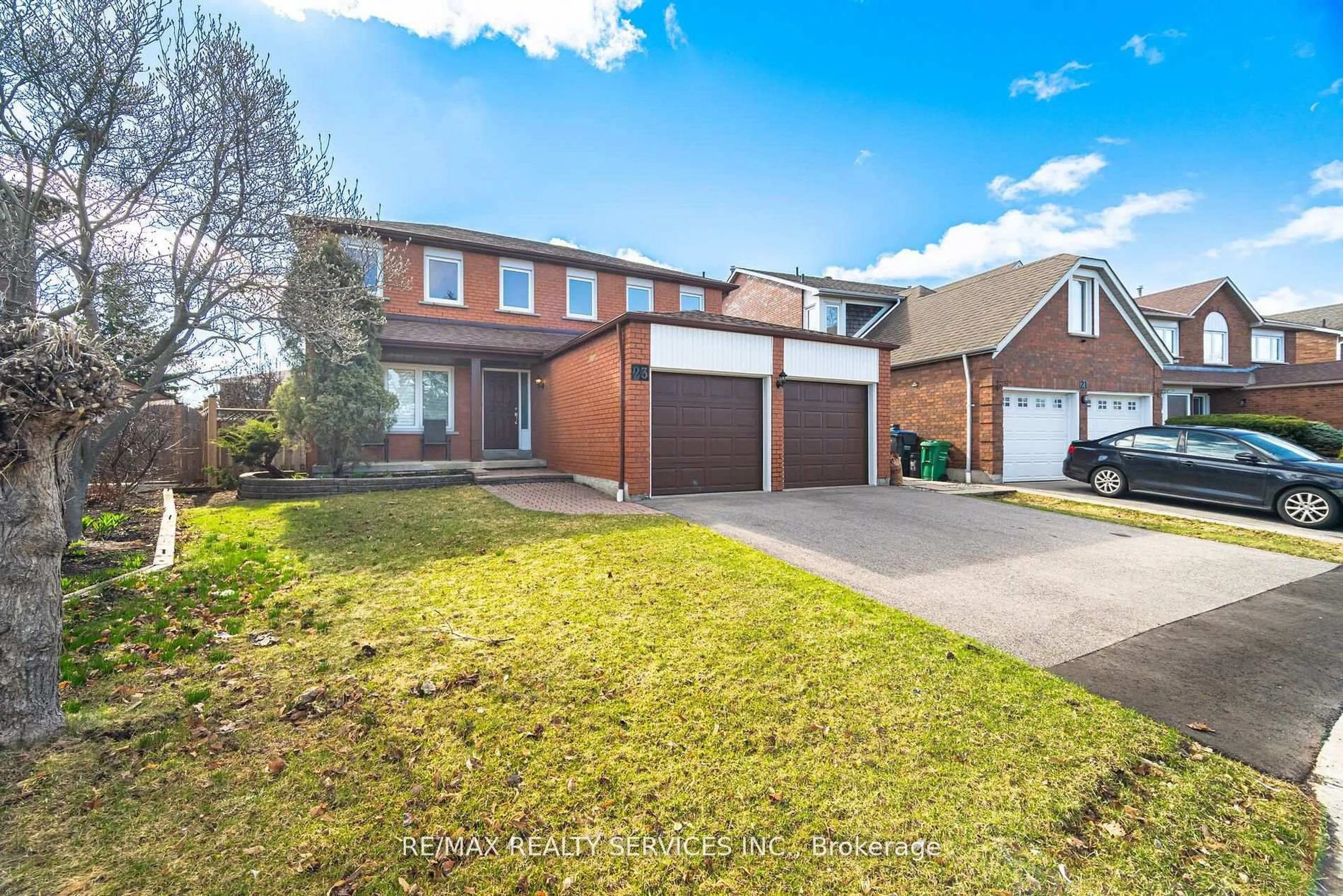 A pic from outside/outdoor area/front of a property/back of a property/a pic from drone, street for 23 Newbury Cres, Brampton Ontario L6S 5M3