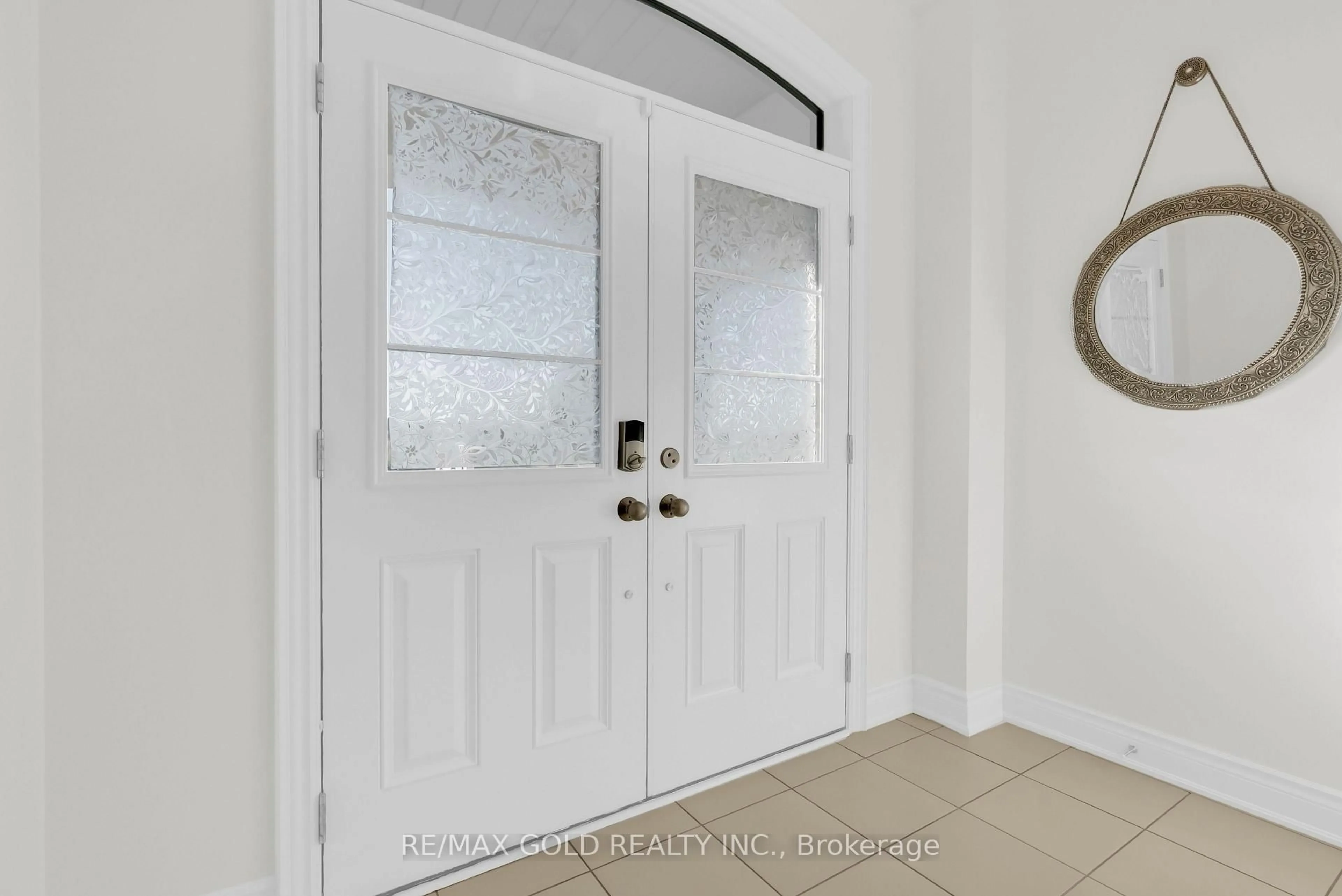 Indoor entryway for 127 Lionhead Golf Club Rd, Brampton Ontario L6Y 6C2