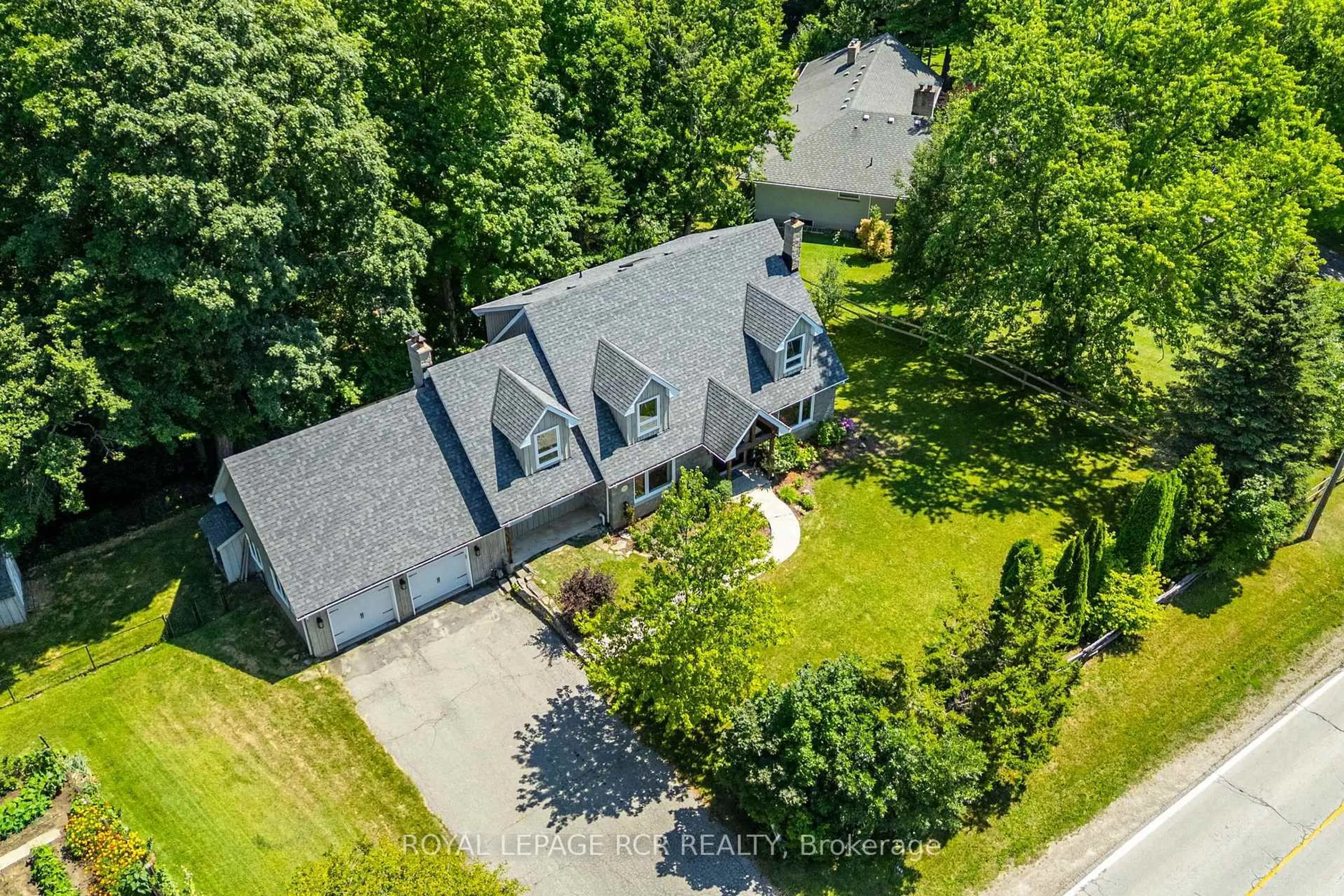 A pic from outside/outdoor area/front of a property/back of a property/a pic from drone, street for 163 Confederation St, Halton Hills Ontario L7G 4S8