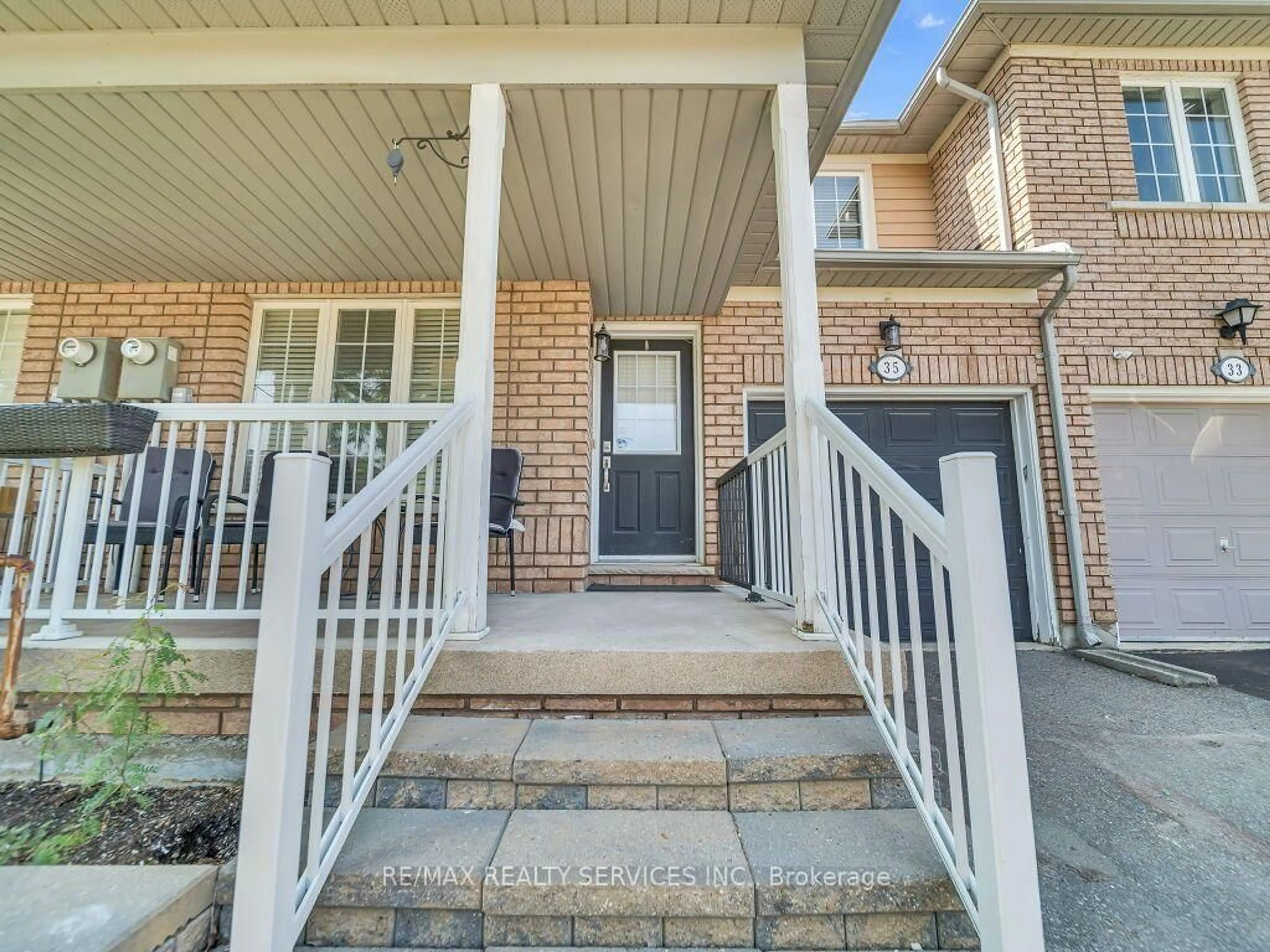Unknown for 35 Peachleaf Cres, Brampton Ontario L7A 2B4