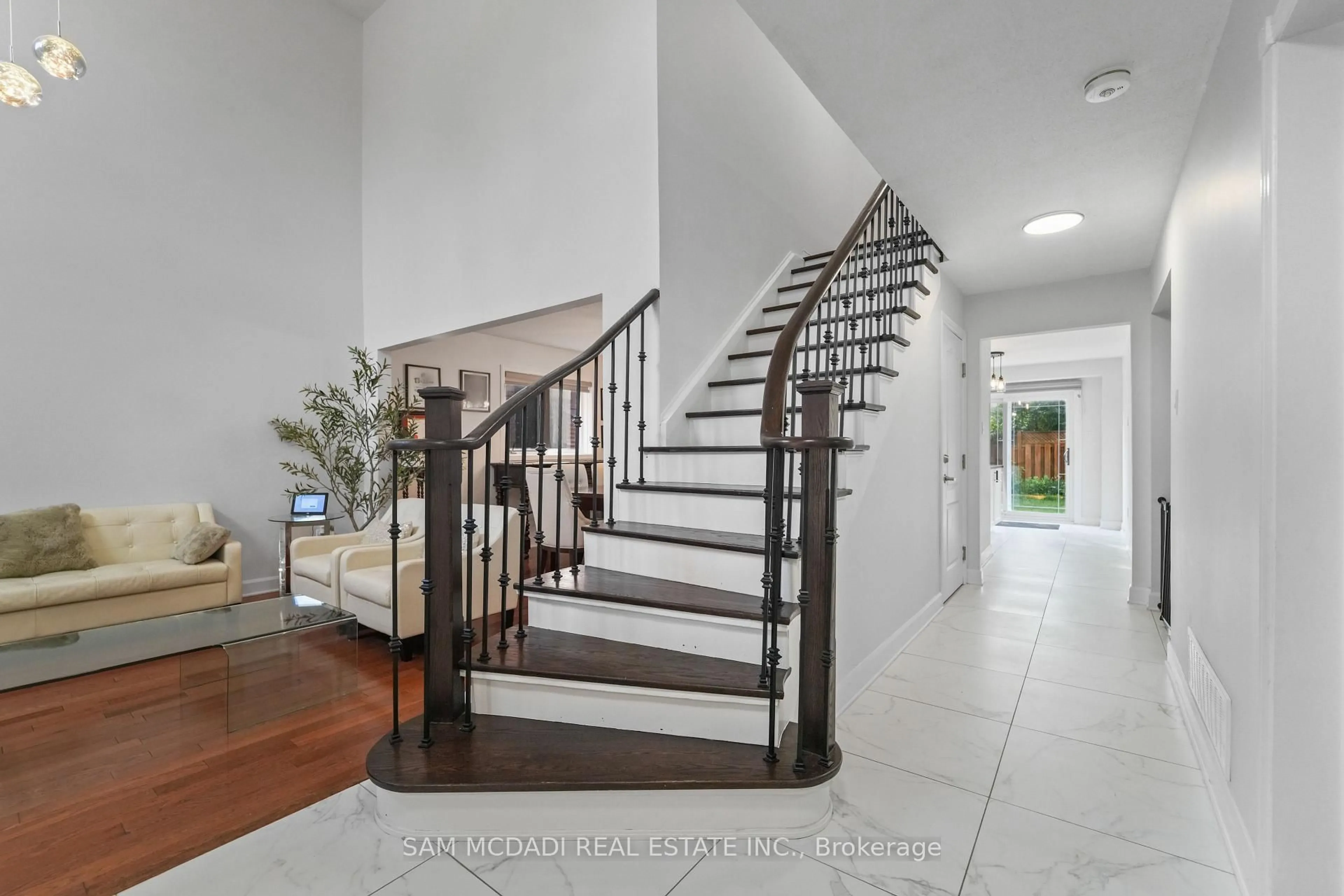 Indoor foyer for 4778 Crystal Rose Dr, Mississauga Ontario L5V 1G9