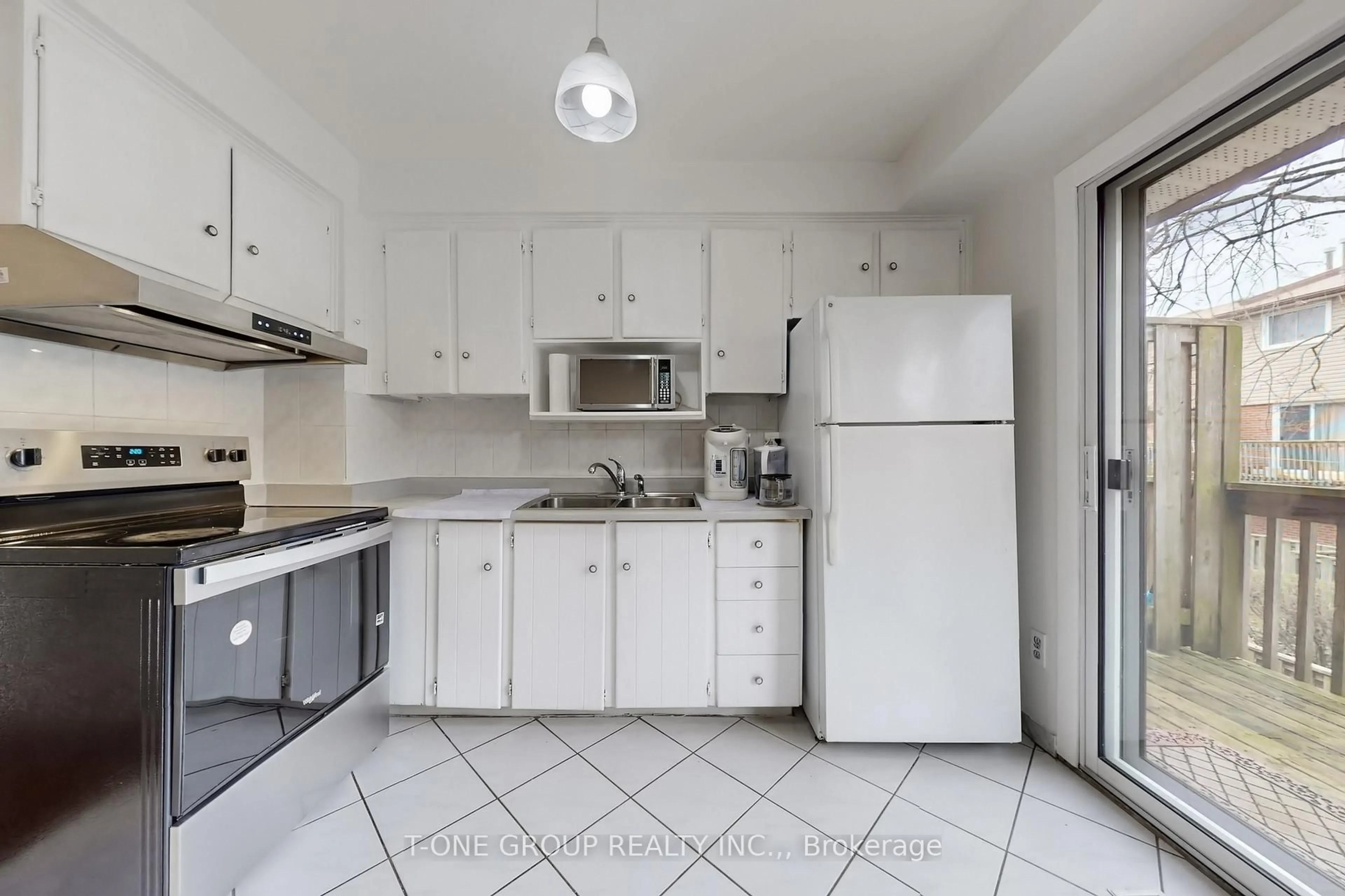 Standard kitchen, unknown for 3025 Cedarglen Gate #75, Mississauga Ontario L5C 2V7