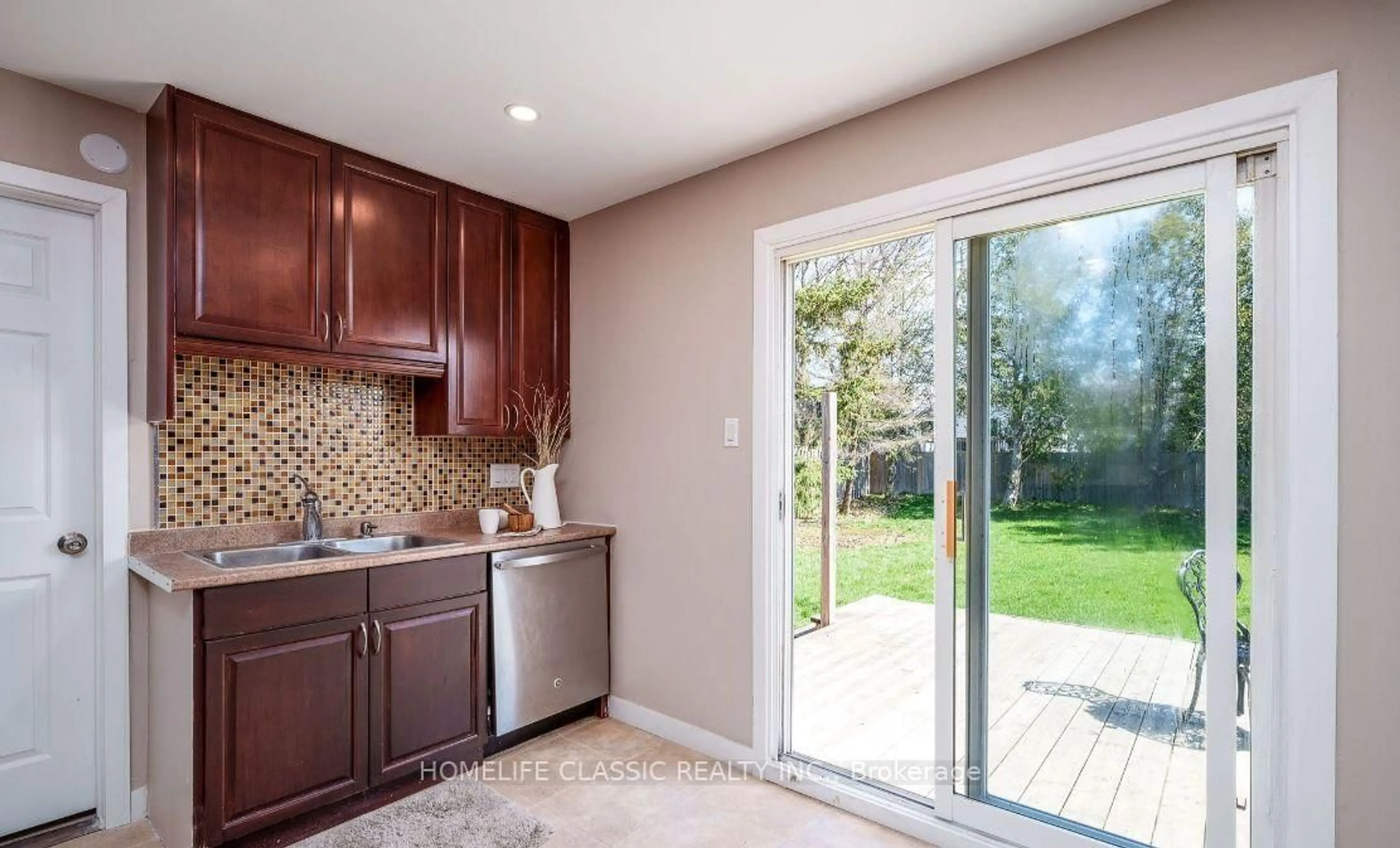 Open concept kitchen, ceramic/tile floor for 583 Elliott Cres, Milton Ontario L9T 3G5