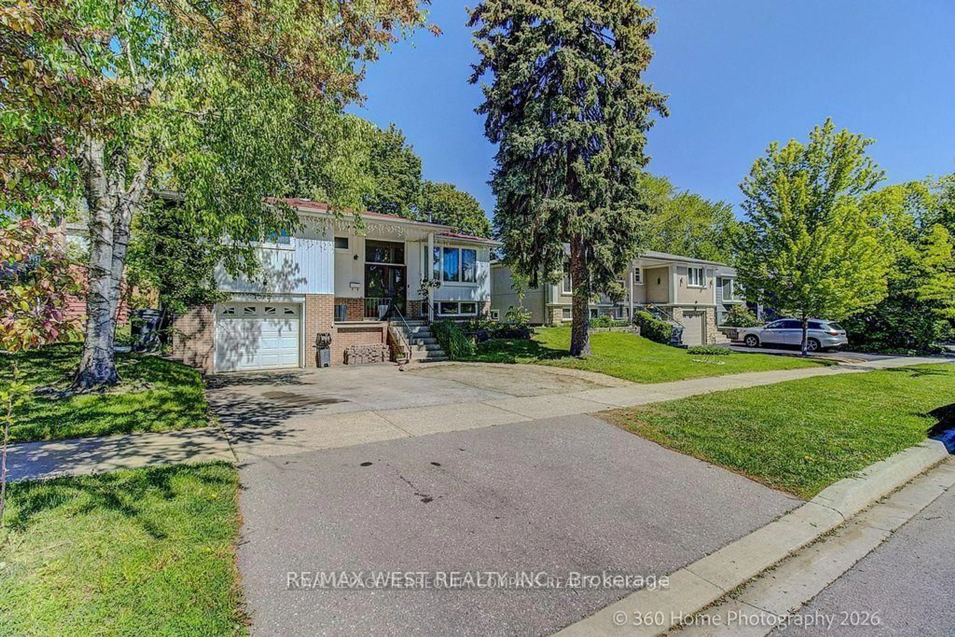 A pic from outside/outdoor area/front of a property/back of a property/a pic from drone, street for 1583 Otterby Rd, Mississauga Ontario L4X 1W8