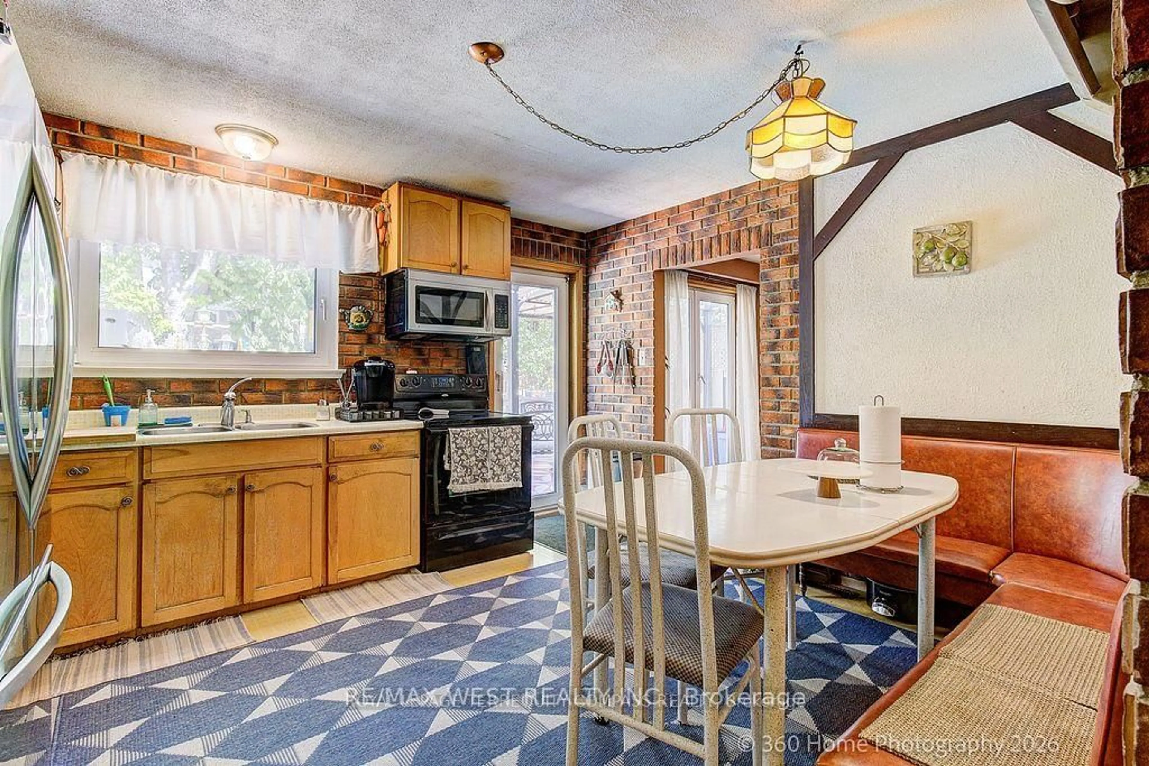 Open concept kitchen, ceramic/tile floor for 1583 Otterby Rd, Mississauga Ontario L4X 1W8