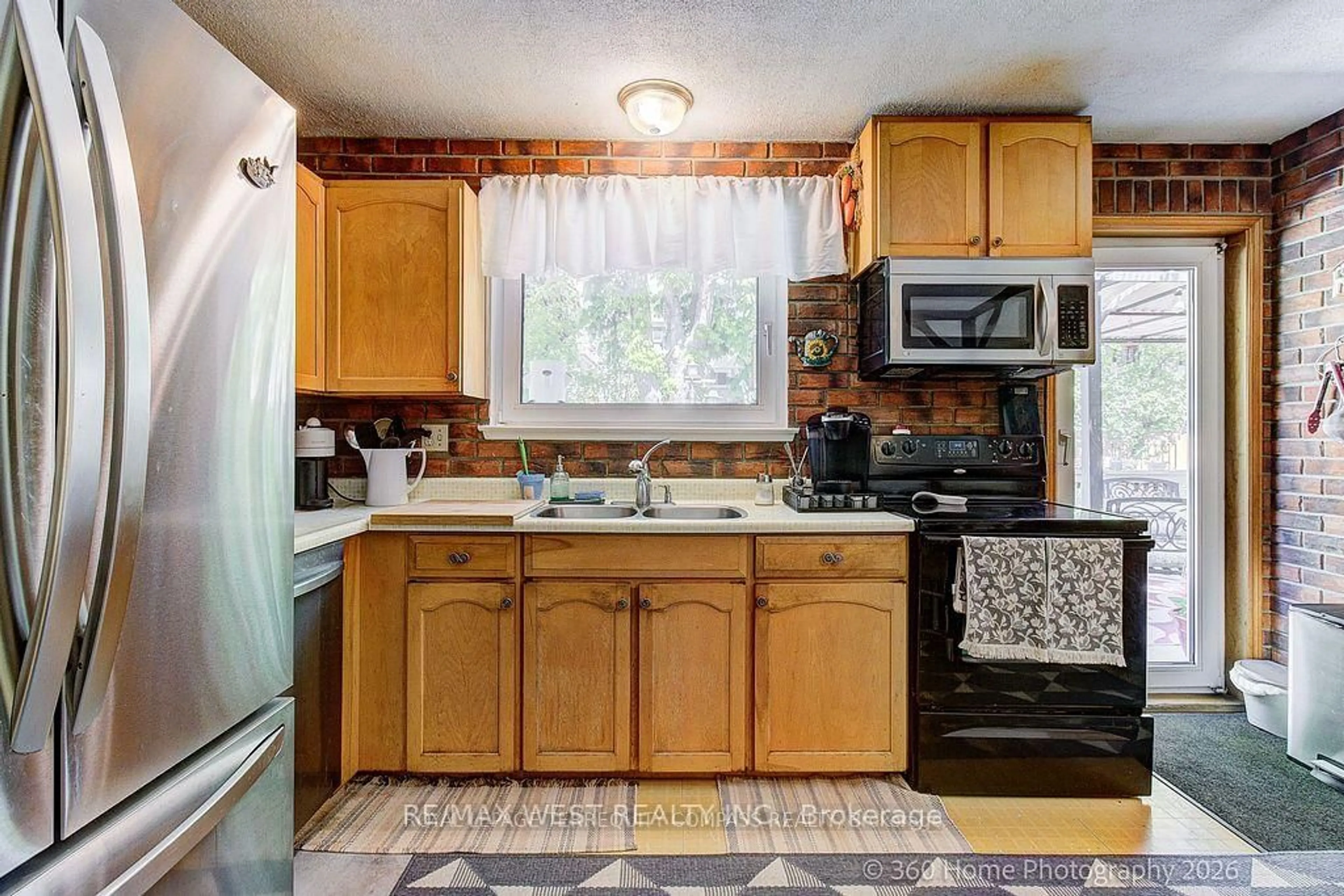 Standard kitchen, unknown for 1583 Otterby Rd, Mississauga Ontario L4X 1W8
