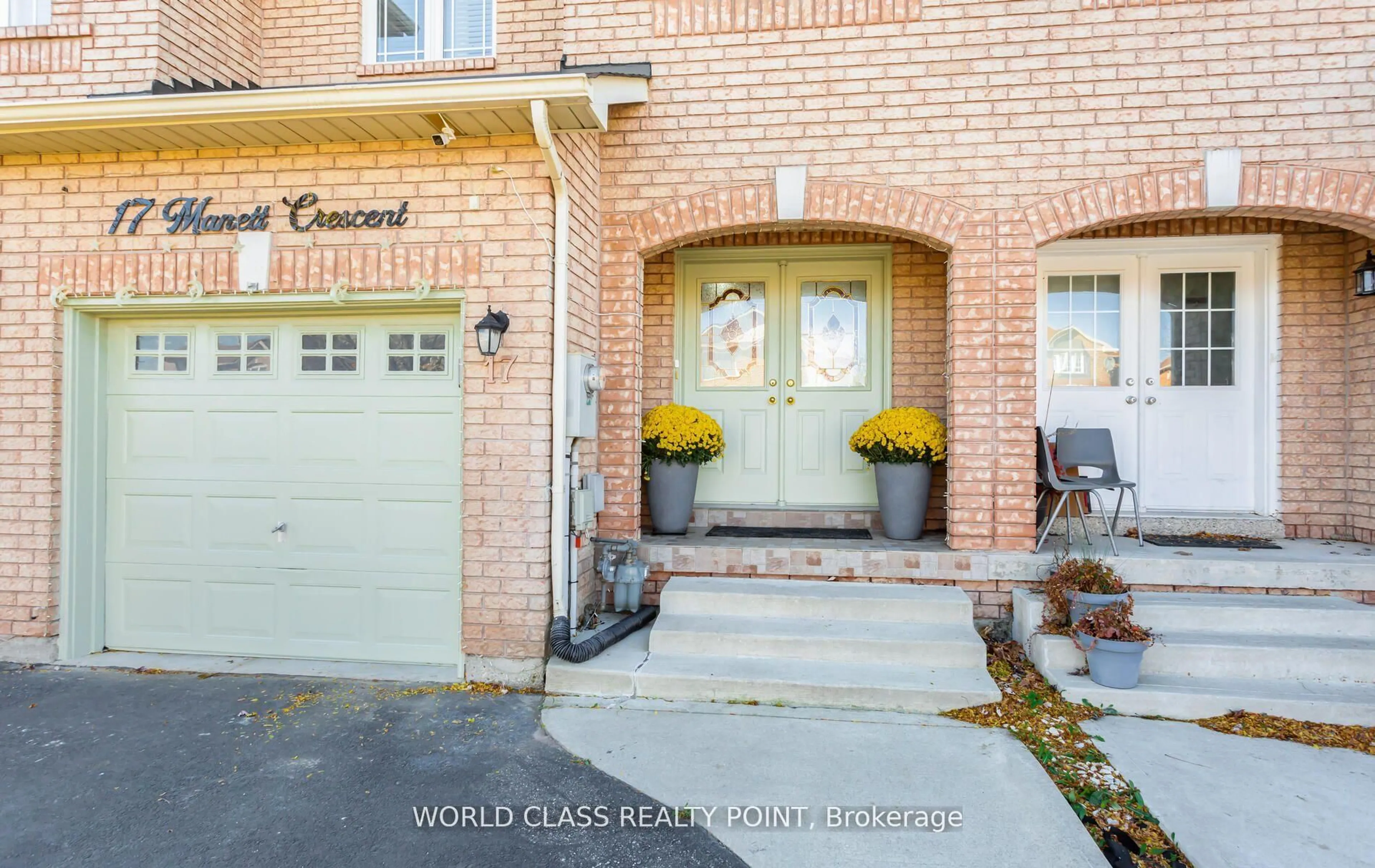Indoor entryway for 17 Manett Cres, Brampton Ontario L6X 4X4