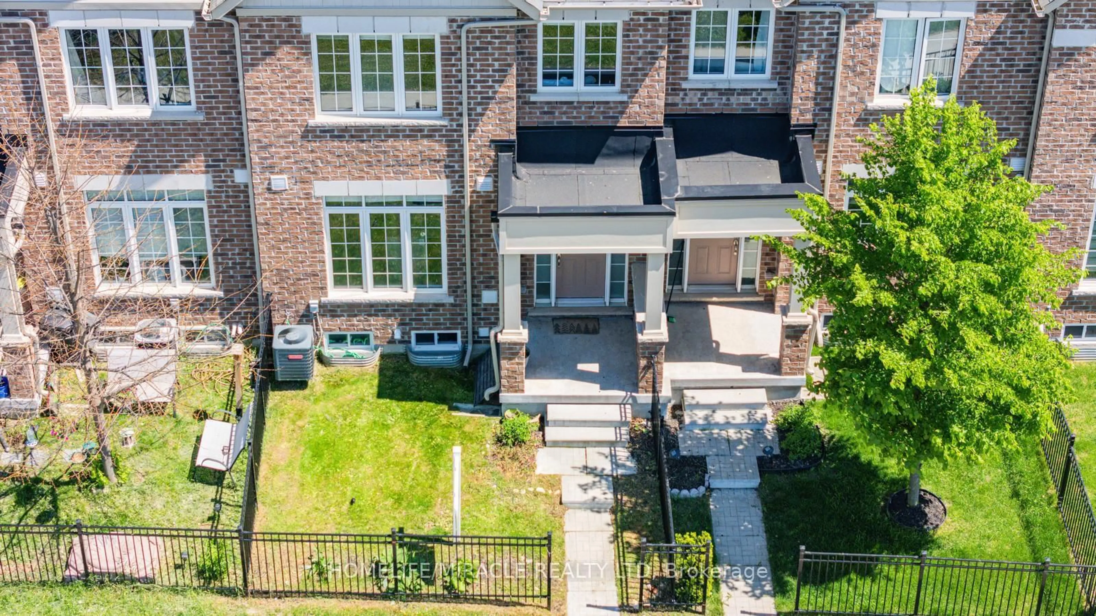 A pic from outside/outdoor area/front of a property/back of a property/a pic from drone, street for 172 Parkinson Cres #12, Orangeville Ontario L9W 4K3