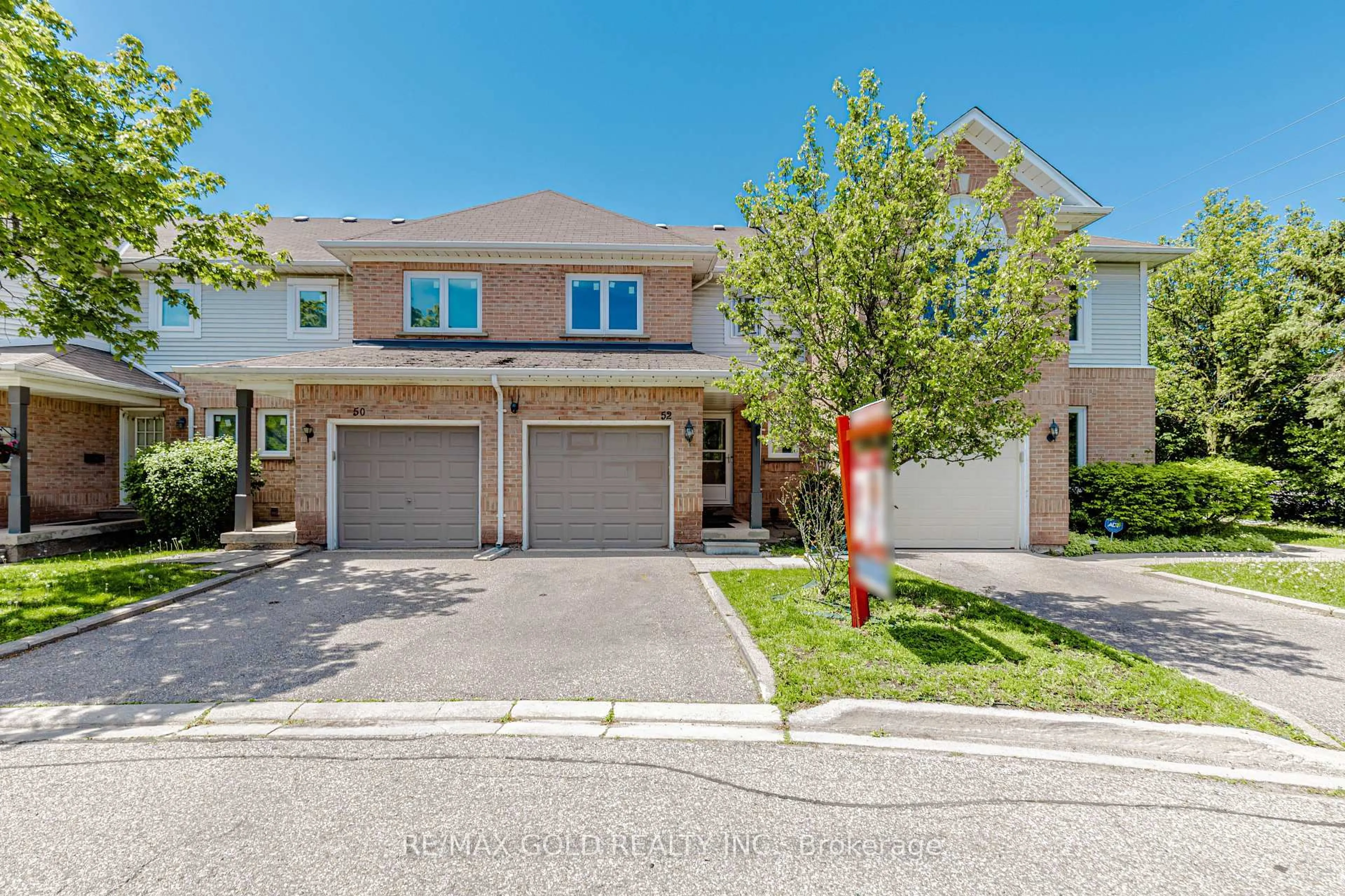 A pic from outside/outdoor area/front of a property/back of a property/a pic from drone, street for 52 Wickstead Crt, Brampton Ontario L6R 1N8