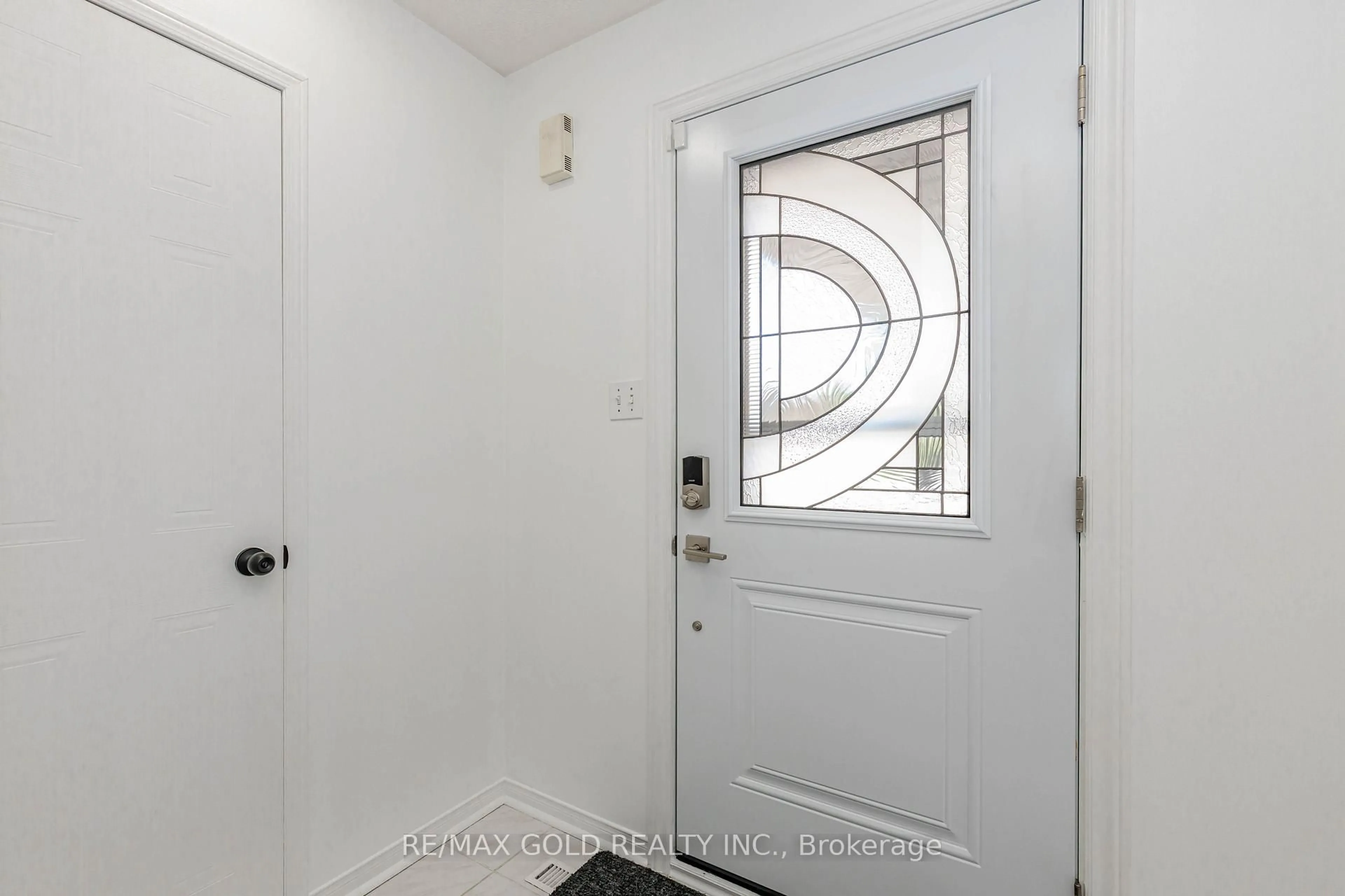 Indoor entryway for 52 Wickstead Crt, Brampton Ontario L6R 1N8