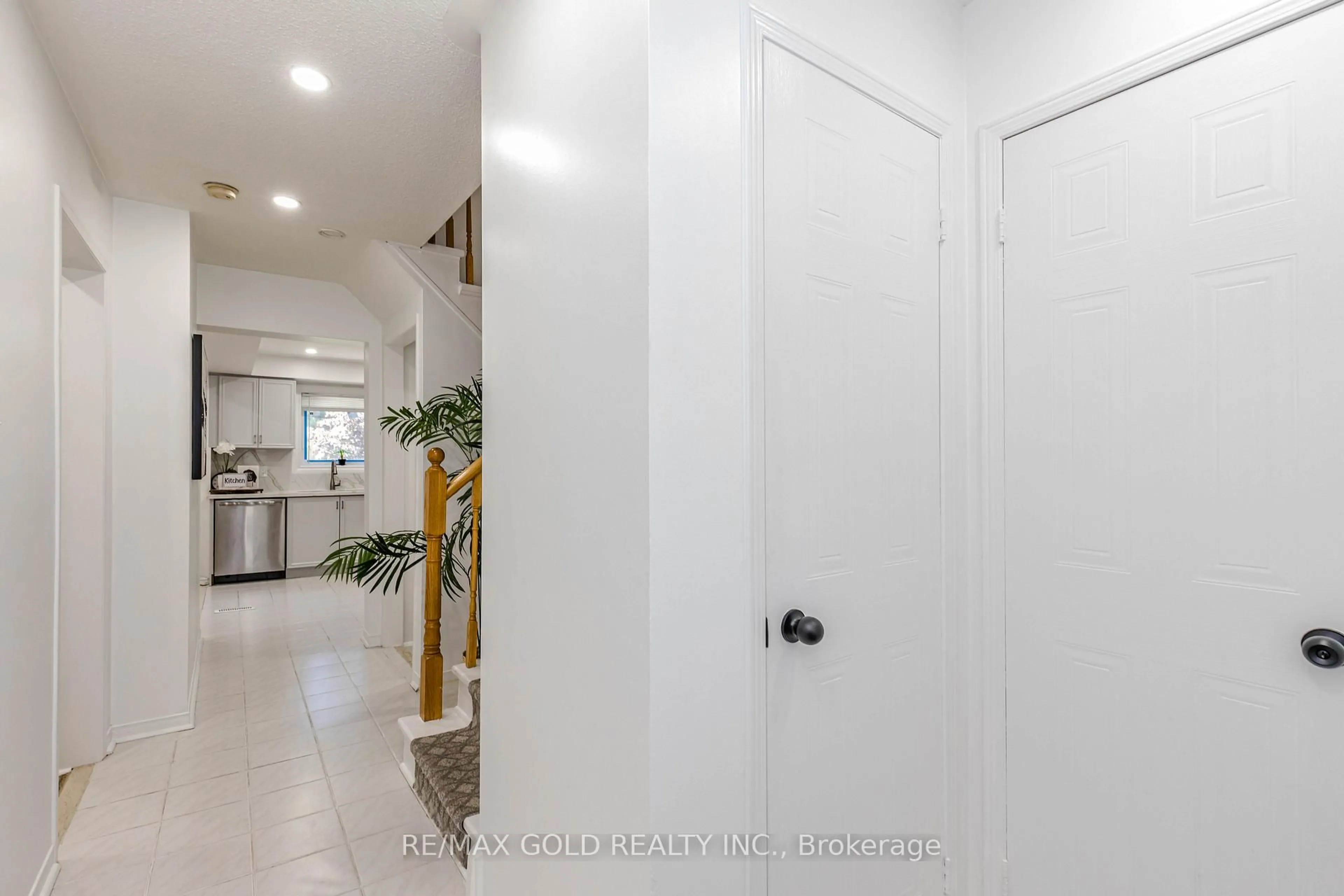 Indoor entryway for 52 Wickstead Crt, Brampton Ontario L6R 1N8