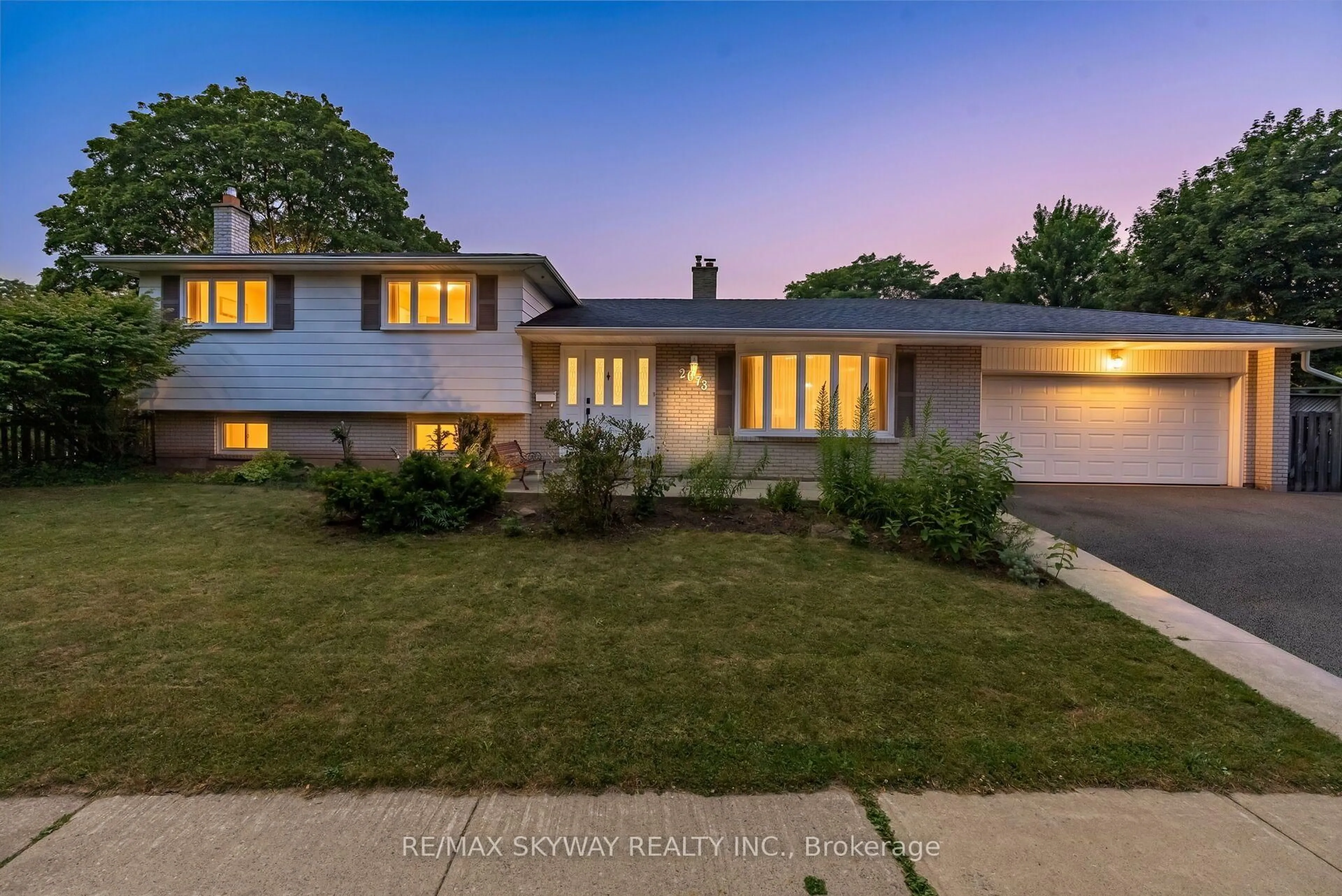 Home with brick exterior material, street for 2673 Thorn Lodge Dr, Mississauga Ontario L5K 1L1