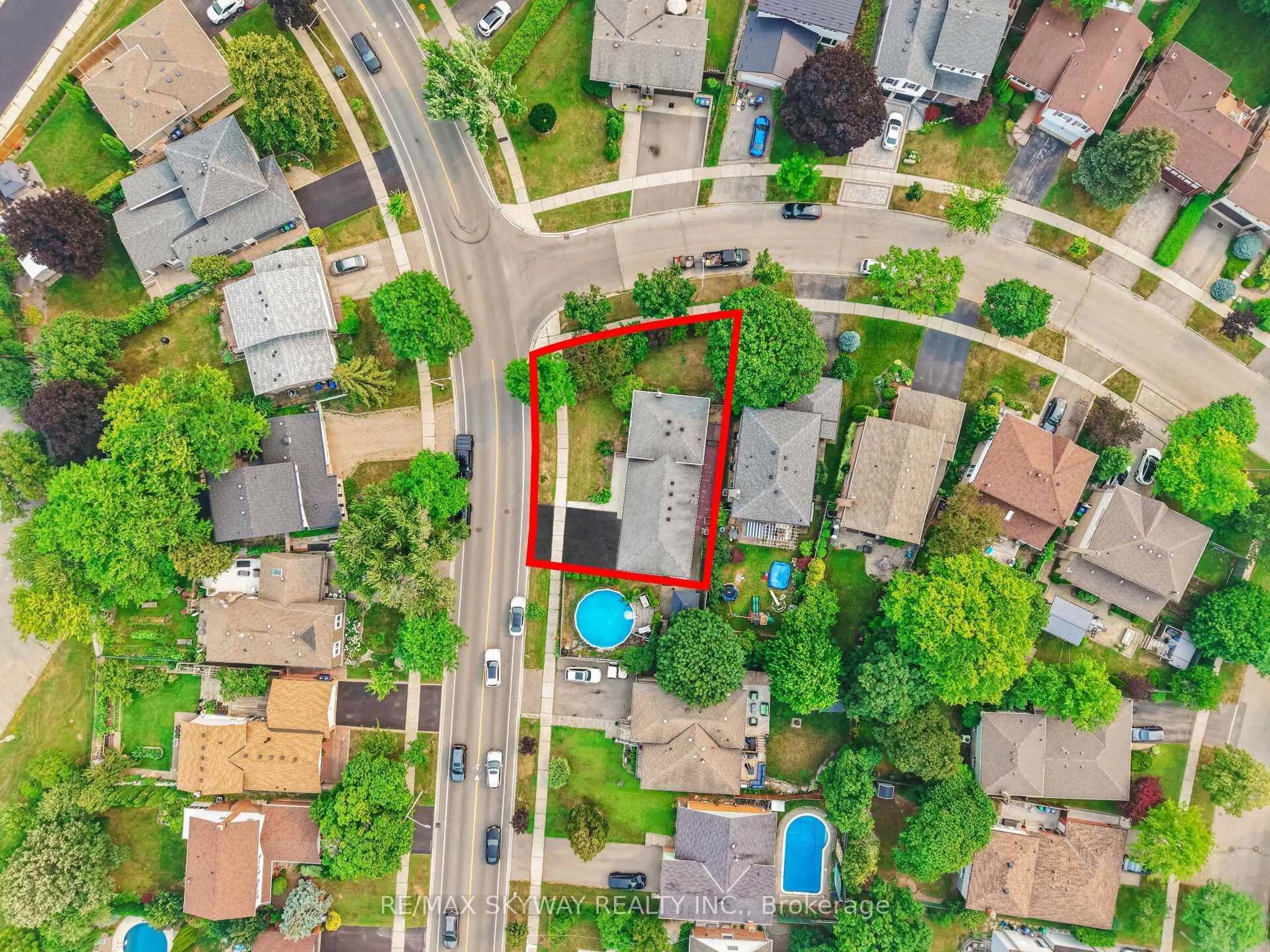 A pic from outside/outdoor area/front of a property/back of a property/a pic from drone, street for 2673 Thorn Lodge Dr, Mississauga Ontario L5K 1L1
