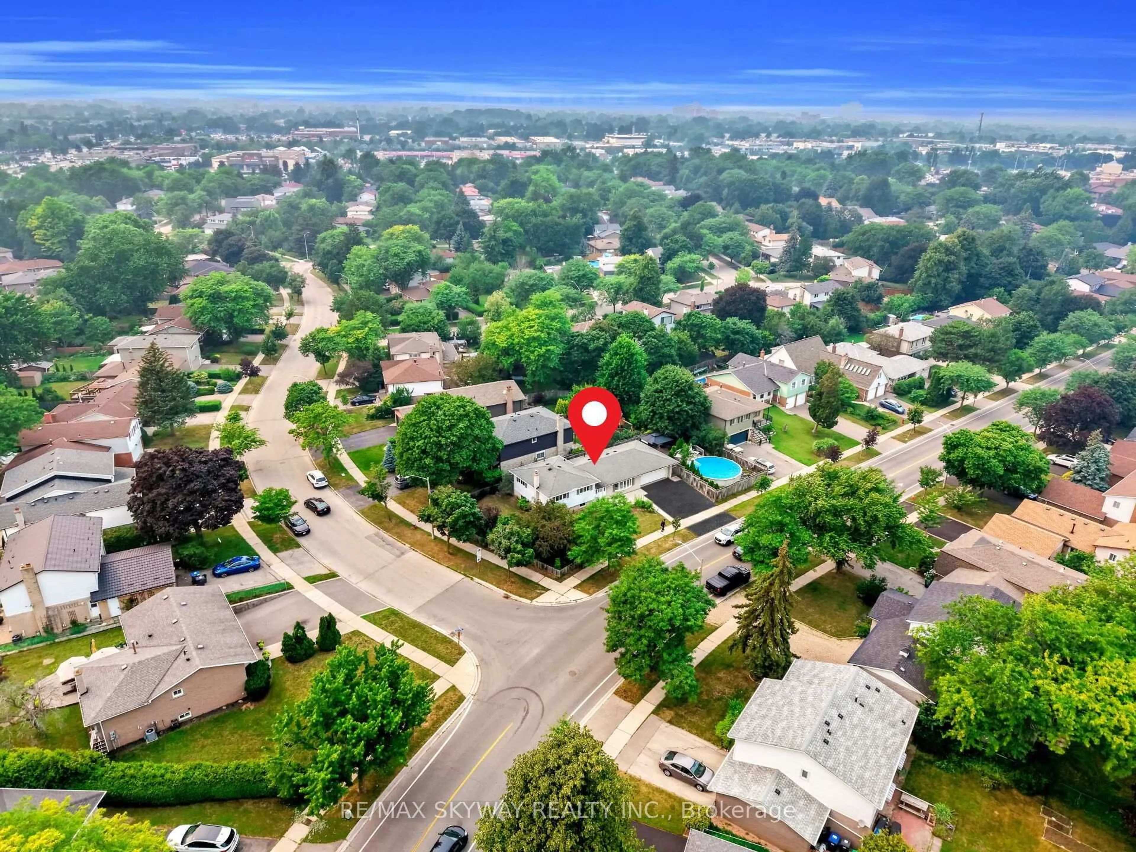 A pic from outside/outdoor area/front of a property/back of a property/a pic from drone, unknown for 2673 Thorn Lodge Dr, Mississauga Ontario L5K 1L1
