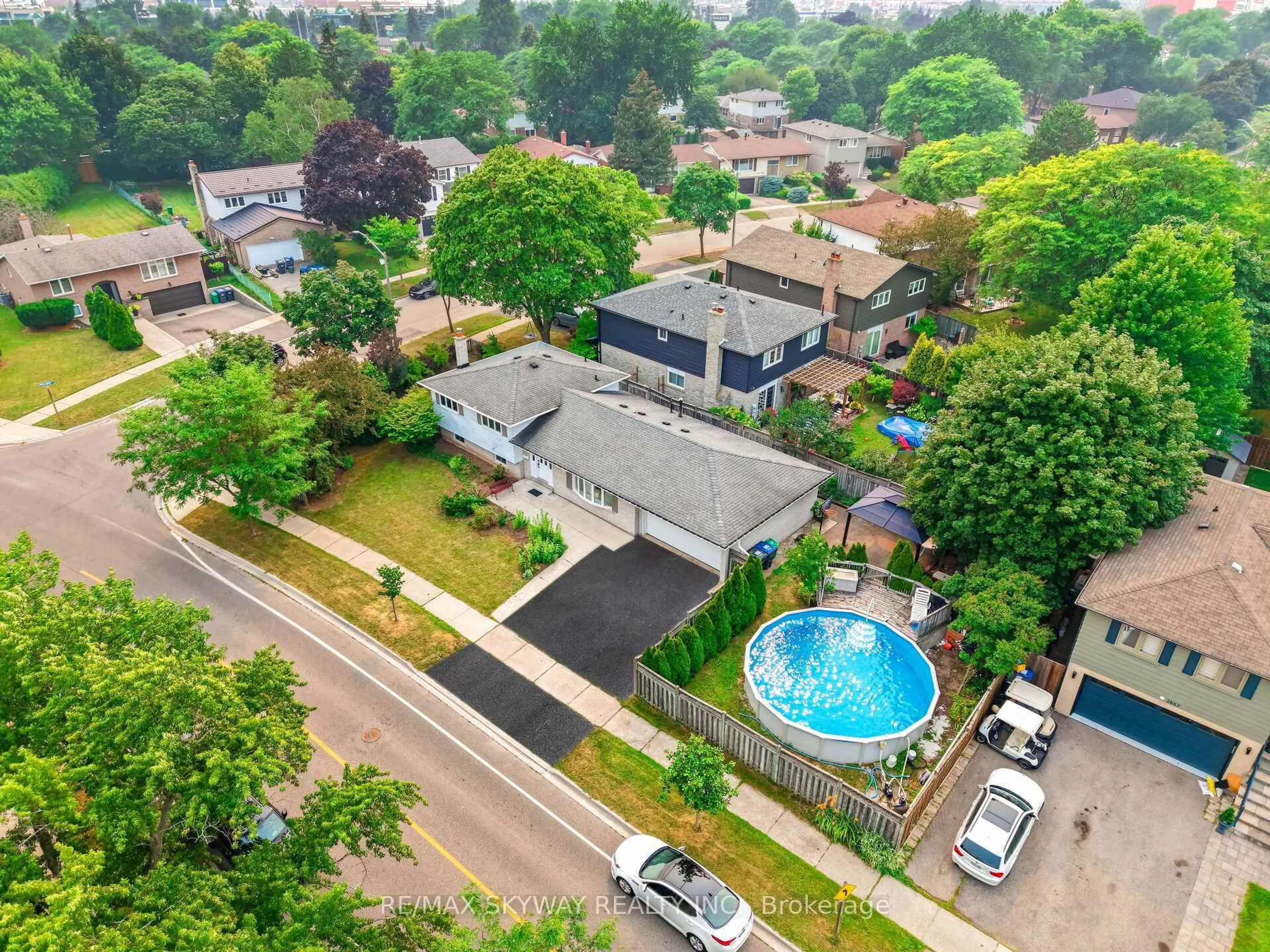 A pic from outside/outdoor area/front of a property/back of a property/a pic from drone, street for 2673 Thorn Lodge Dr, Mississauga Ontario L5K 1L1