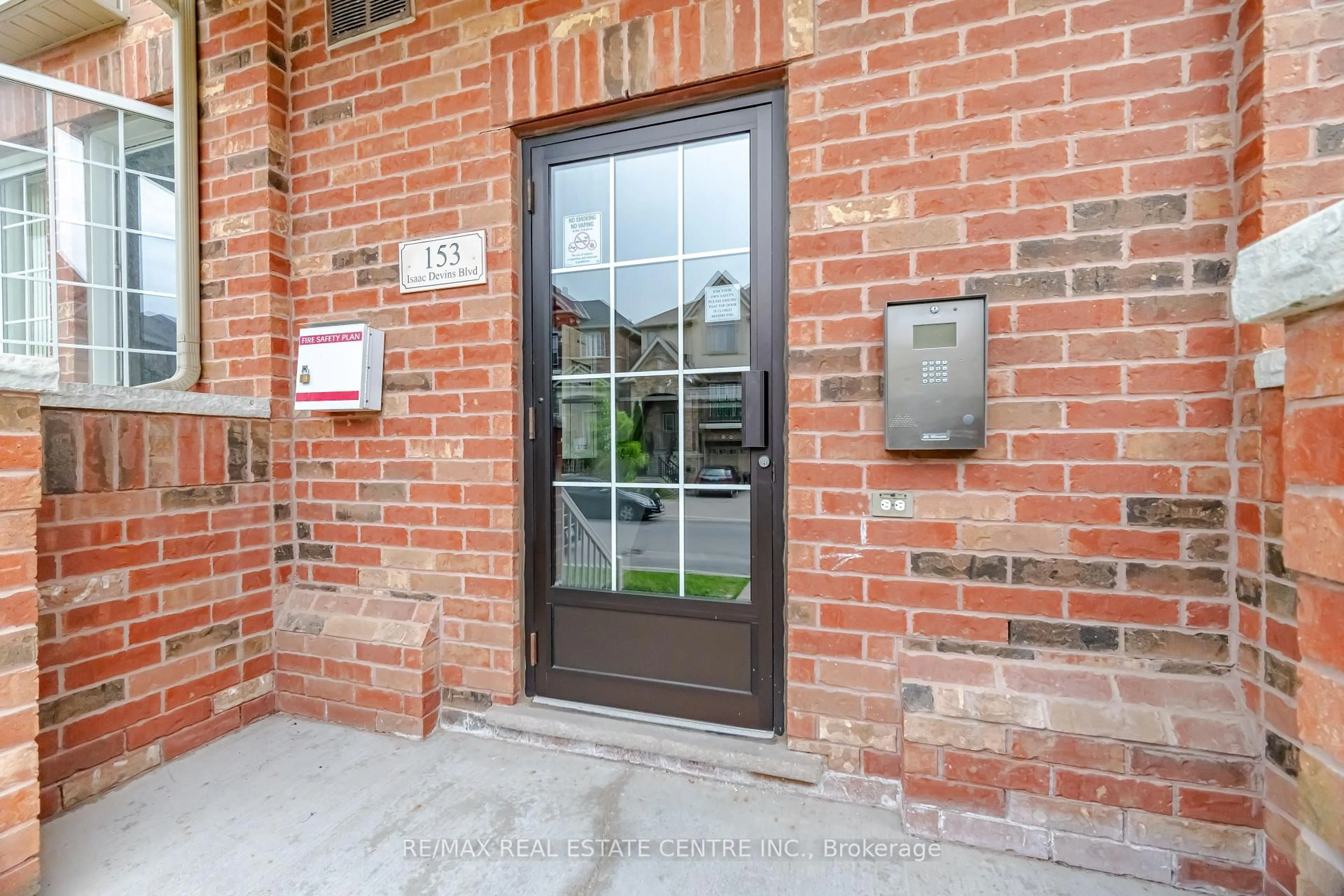 Indoor entryway for 153 Isaac Devins Blvd #2, Toronto Ontario M9M 0C5