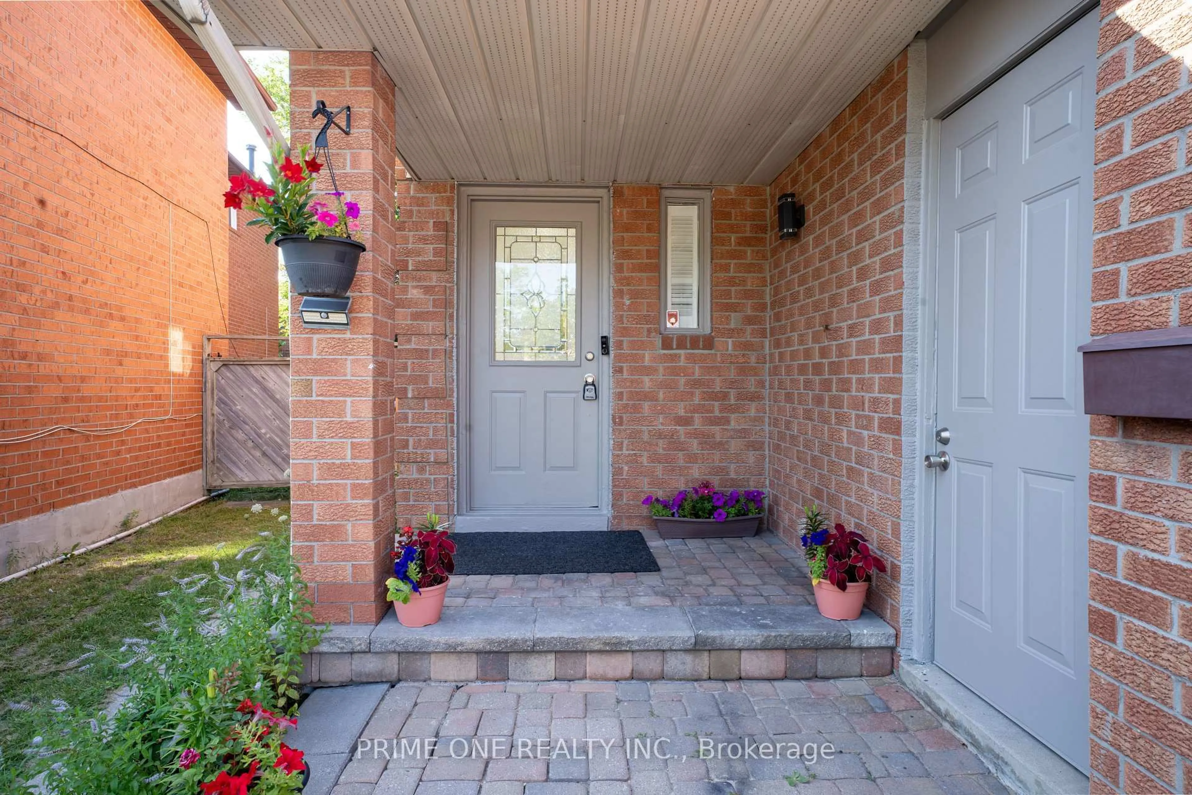 Indoor entryway for 3290 Cambourne Cres, Mississauga Ontario L5N 5P7