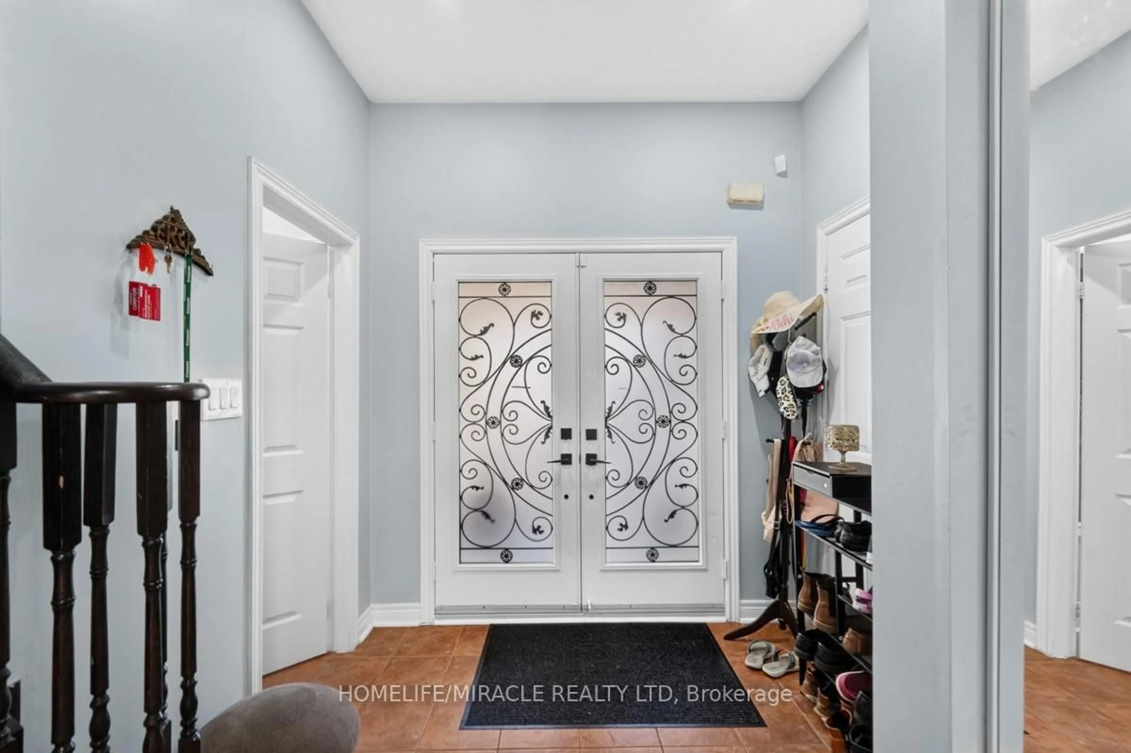 Indoor entryway for 21 Chalkfarm Cres, Brampton Ontario L7A 3V8