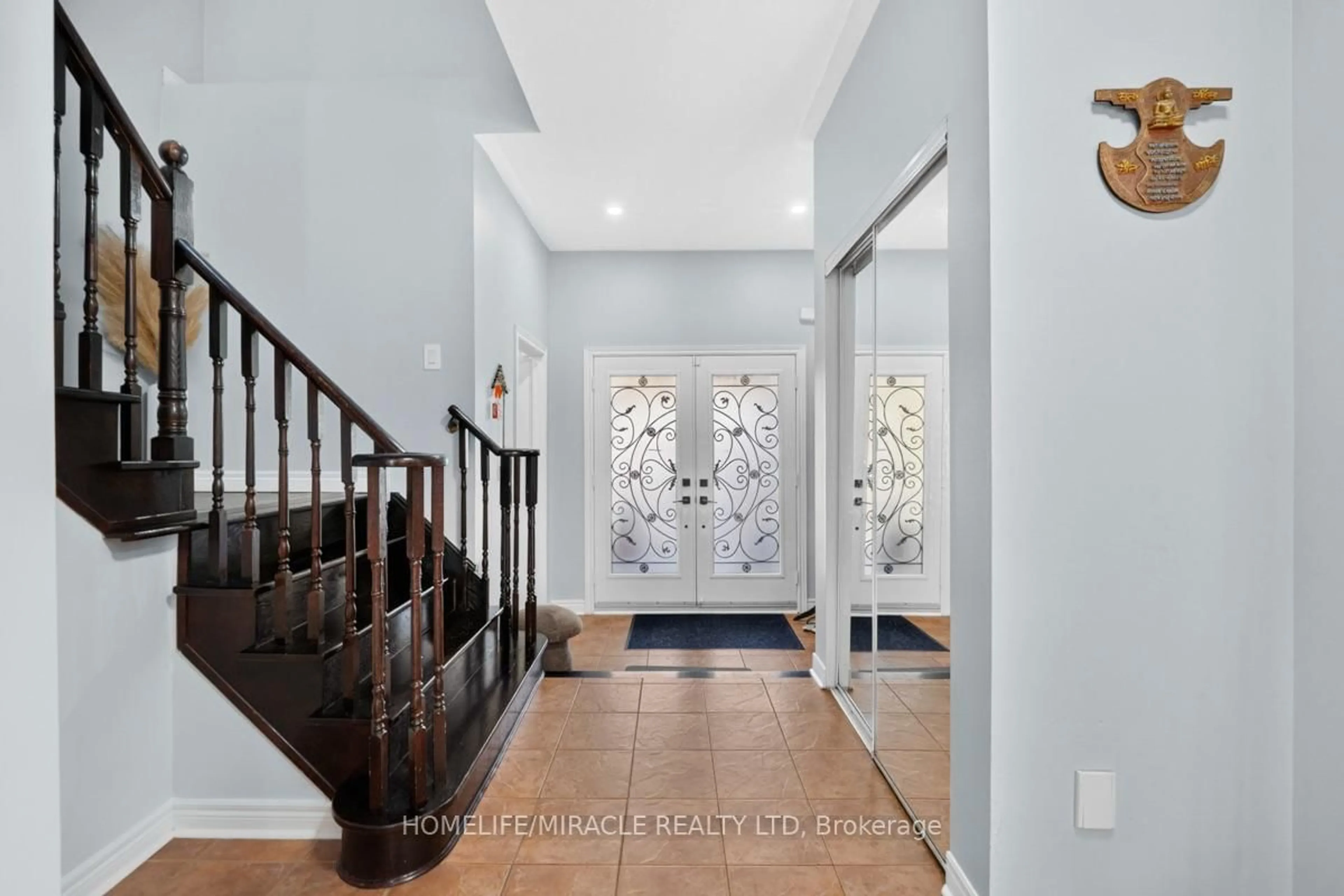 Indoor foyer for 21 Chalkfarm Cres, Brampton Ontario L7A 3V8