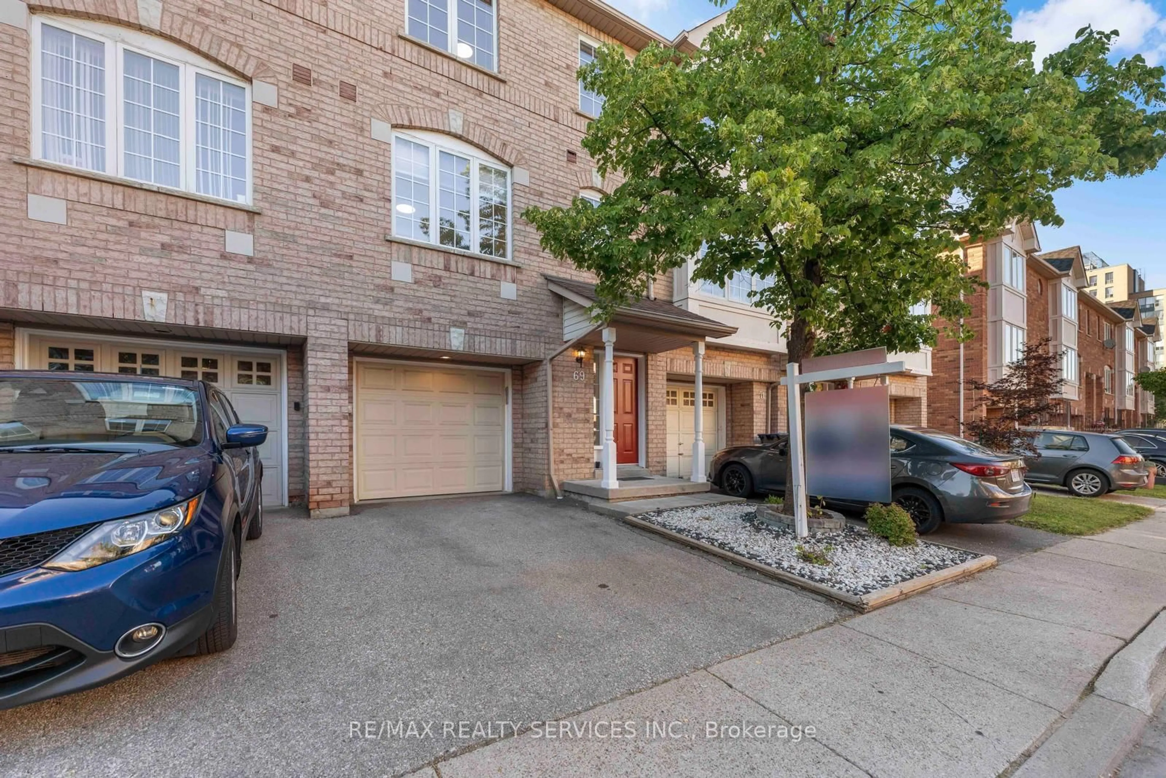 A pic from outside/outdoor area/front of a property/back of a property/a pic from drone, street for 80 Acorn Pl #69, Mississauga Ontario L4Z 4E1