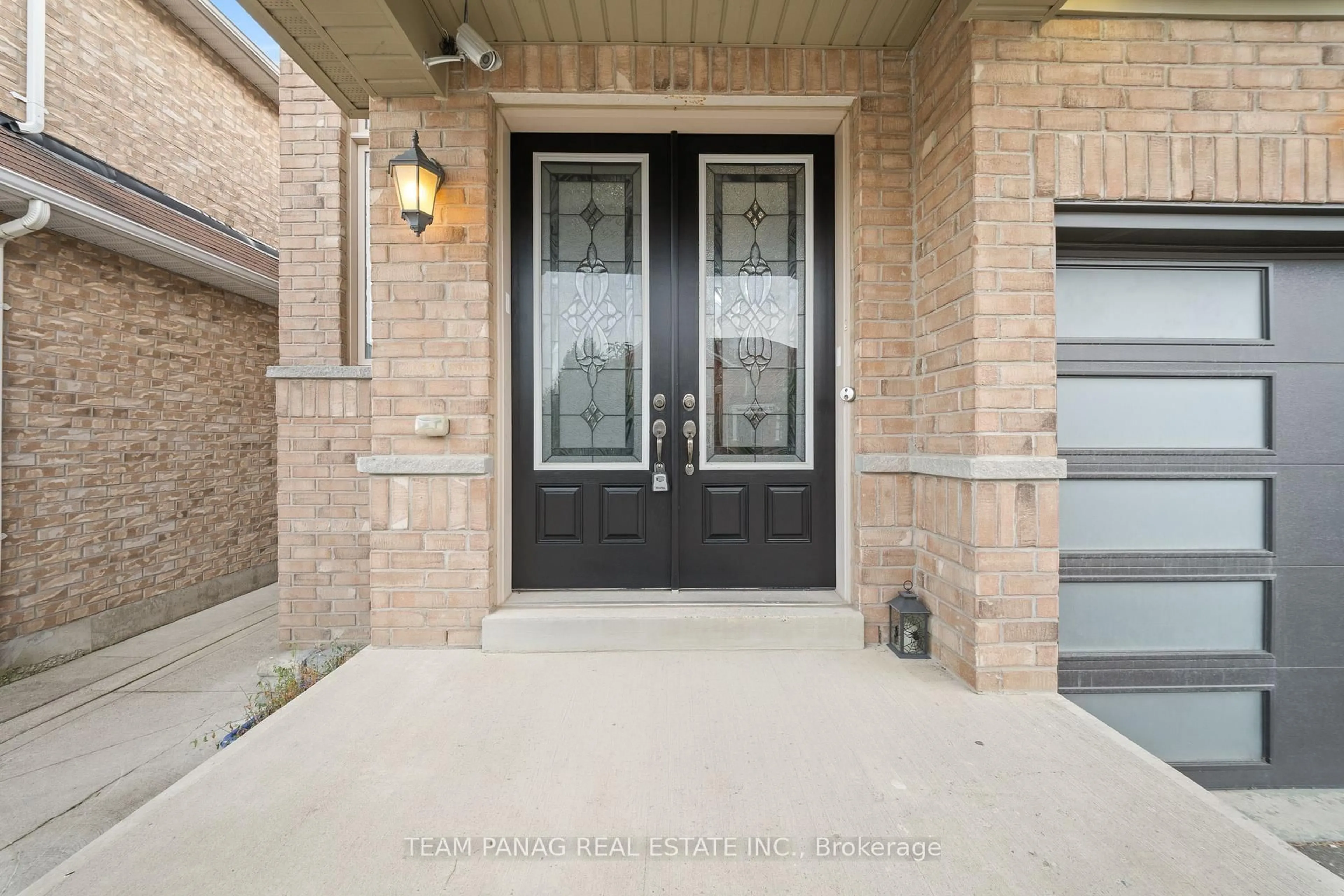 Indoor entryway for 91 Campwood Cres, Brampton Ontario L6P 3S9
