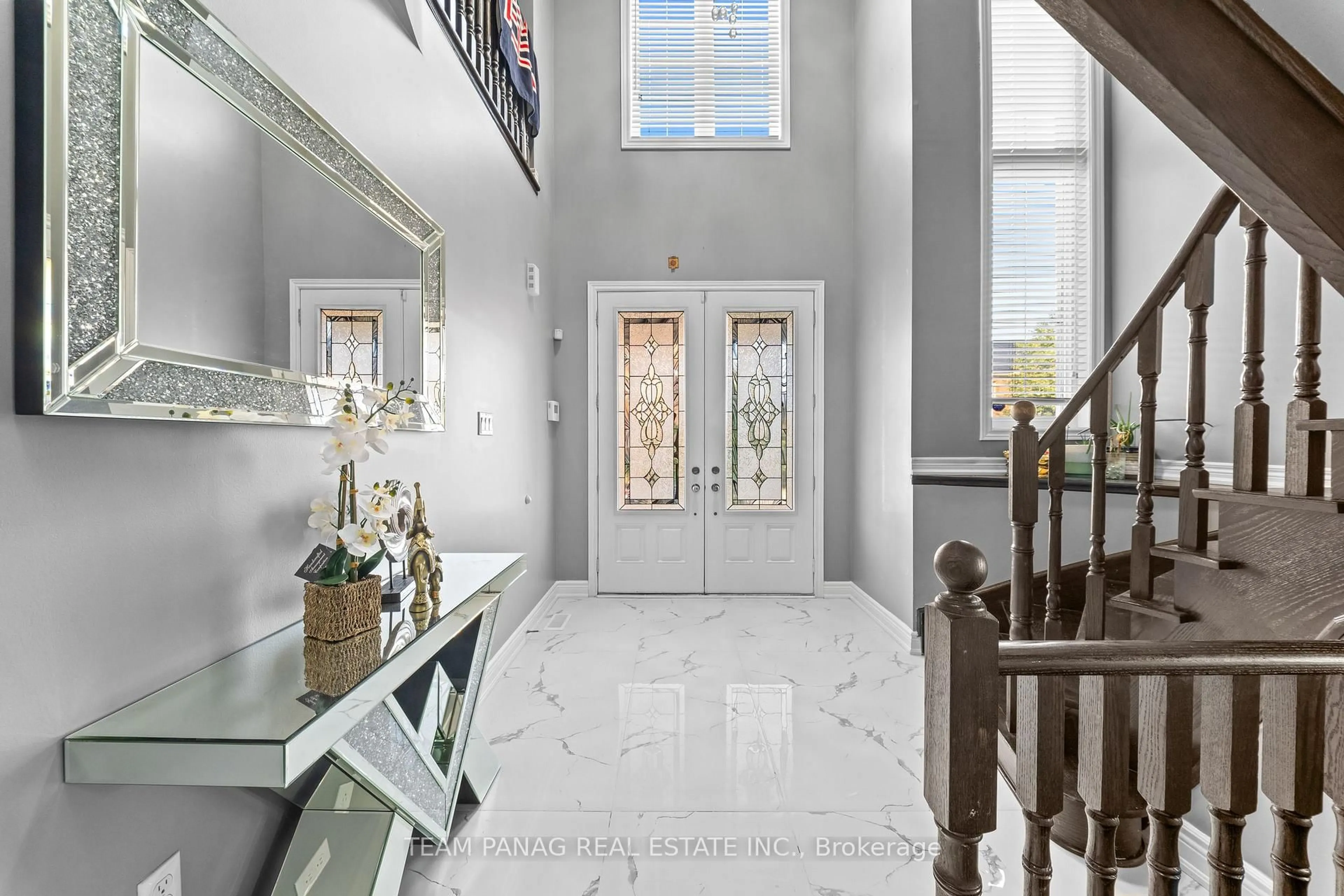 Indoor entryway for 91 Campwood Cres, Brampton Ontario L6P 3S9