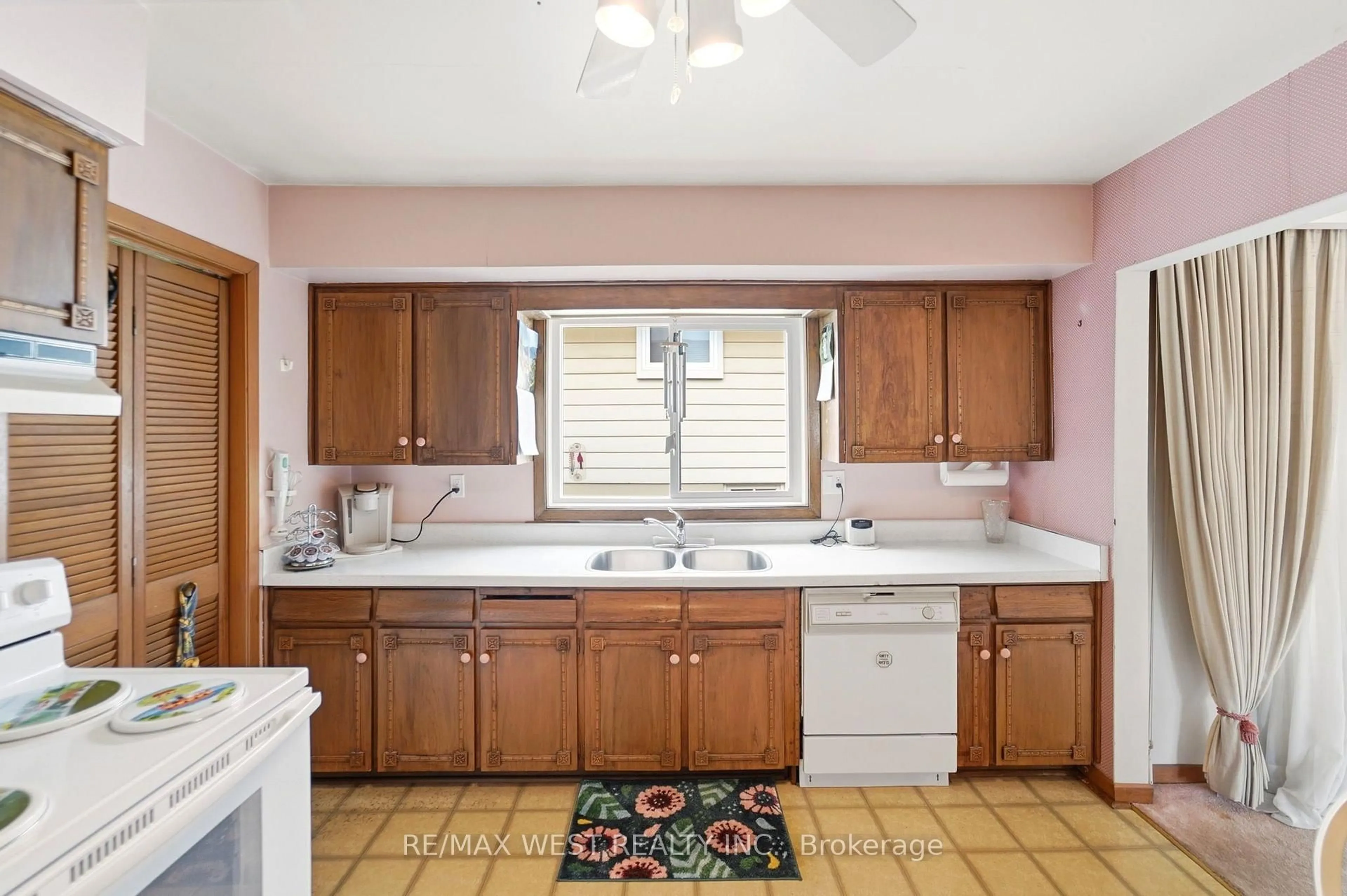 Standard kitchen, ceramic/tile floor for 491 Shannon Cres, Burlington Ontario L7L 2R6