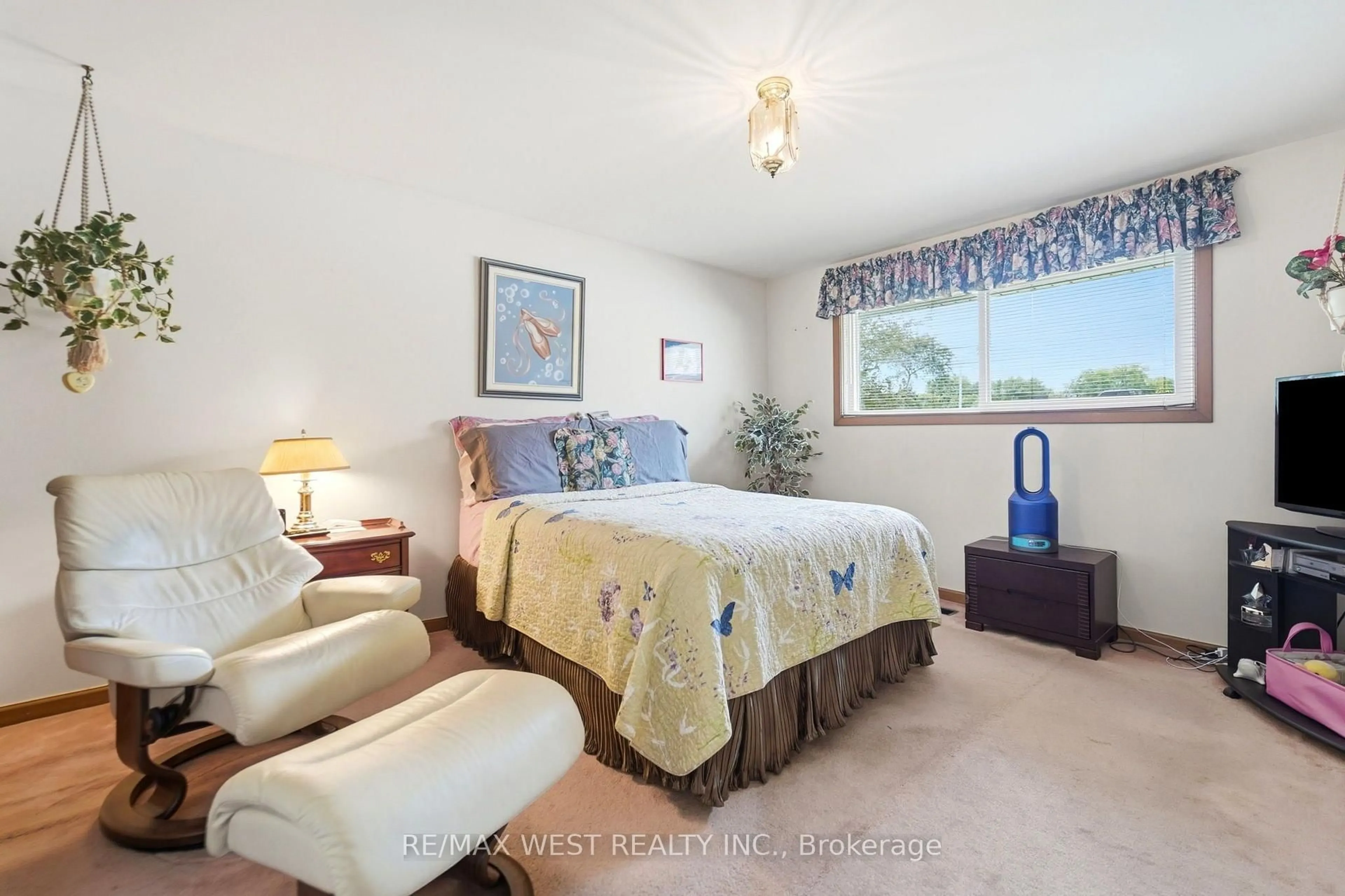 Bedroom with bed, unknown for 491 Shannon Cres, Burlington Ontario L7L 2R6