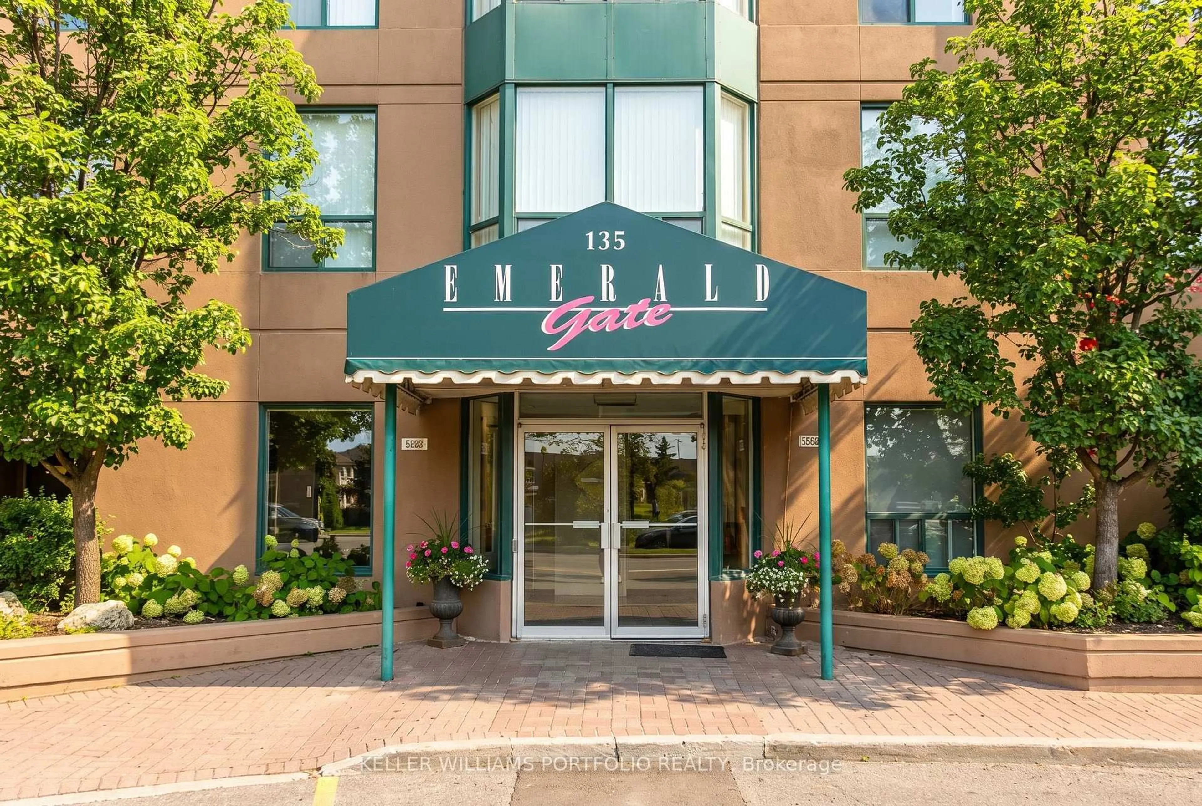 Indoor foyer for 135 Hillcrest Ave #605, Mississauga Ontario L5B 4B1