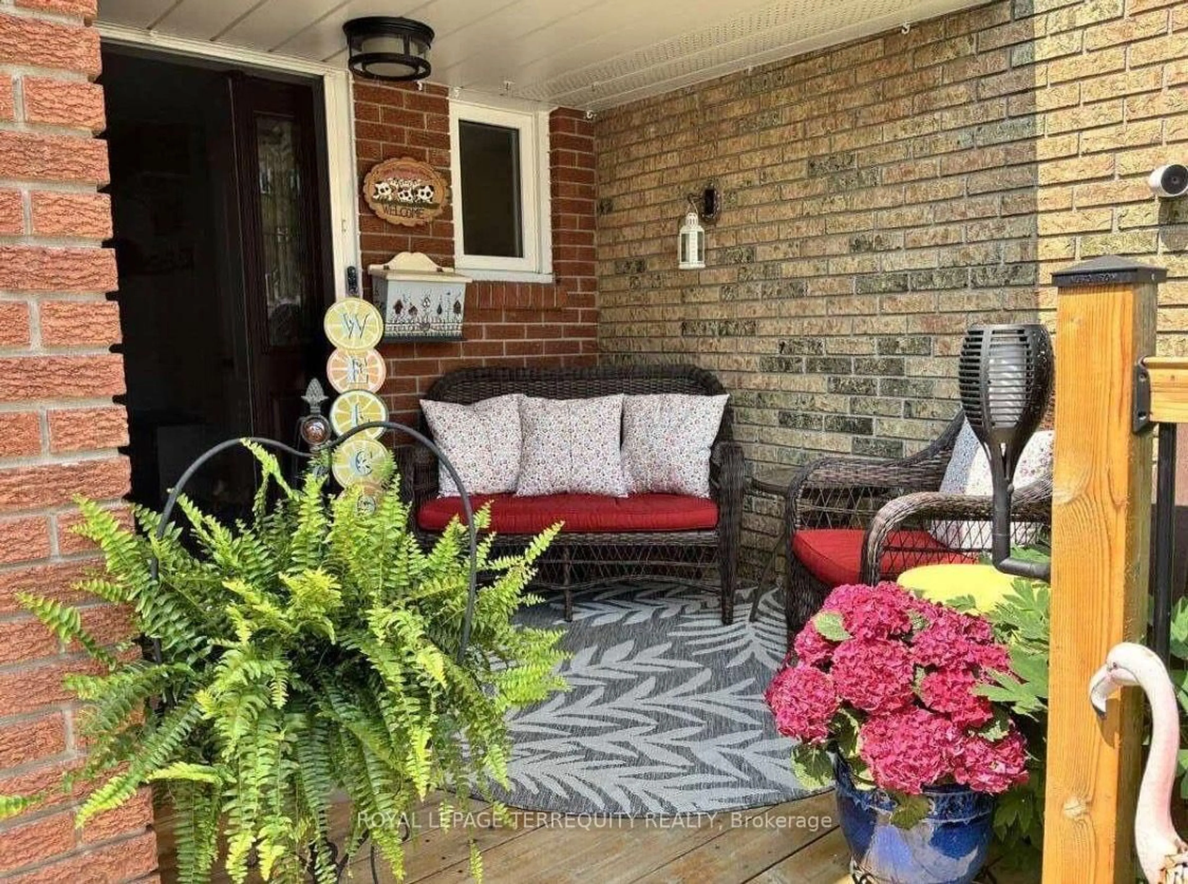 Patio, street for 72 Carisbrooke Crt #72, Brampton Ontario L6S 3K1