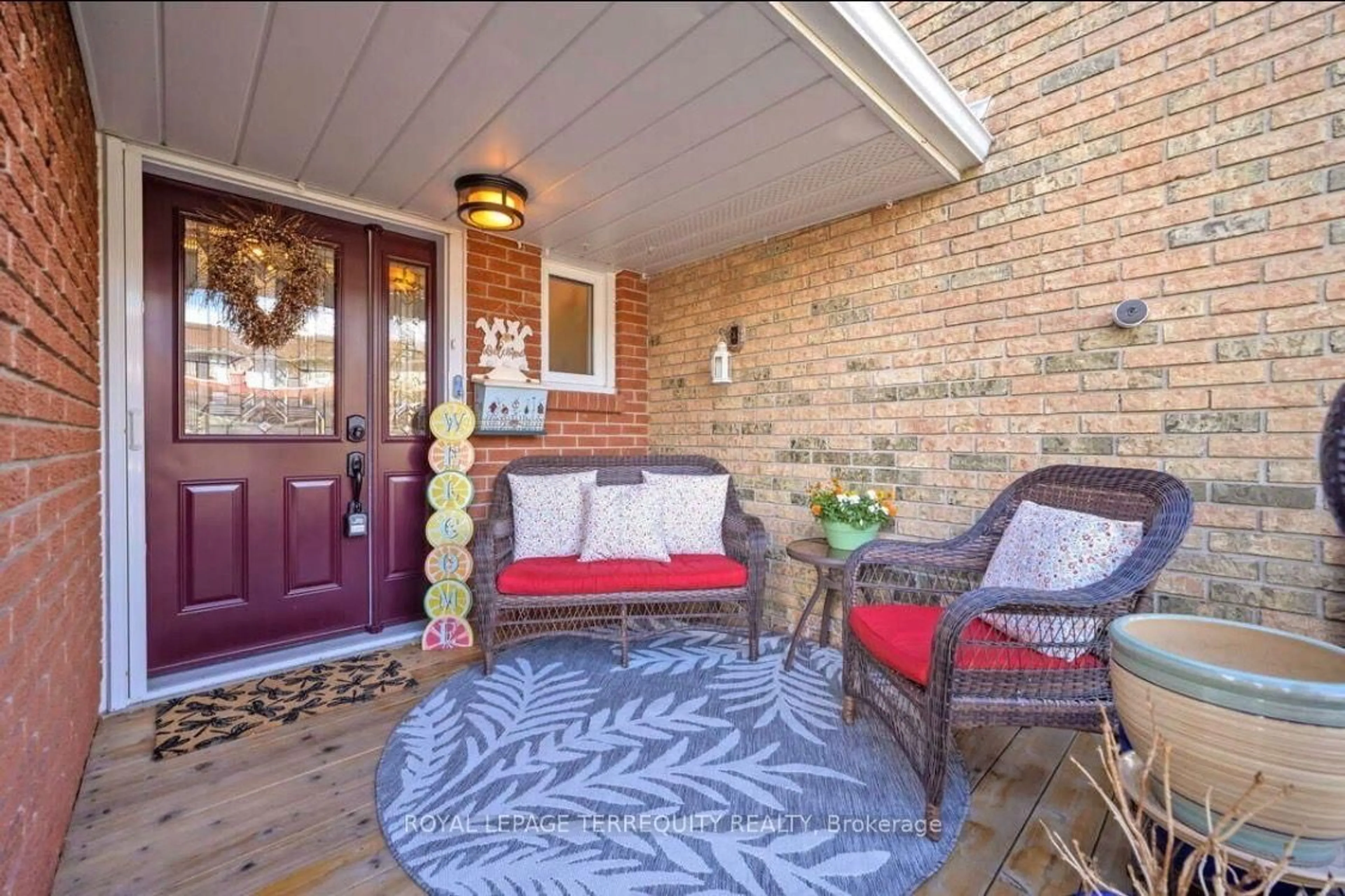 Patio, street for 72 Carisbrooke Crt #72, Brampton Ontario L6S 3K1