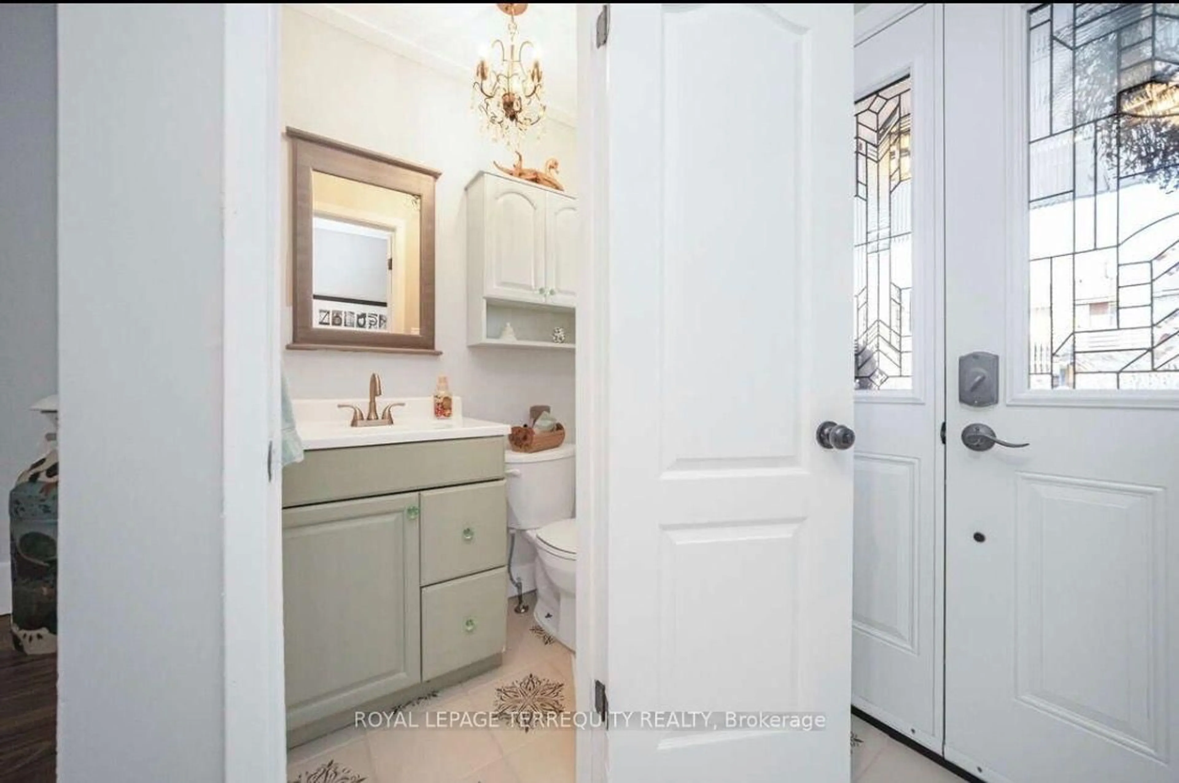 Standard bathroom, ceramic/tile floor for 72 Carisbrooke Crt #72, Brampton Ontario L6S 3K1