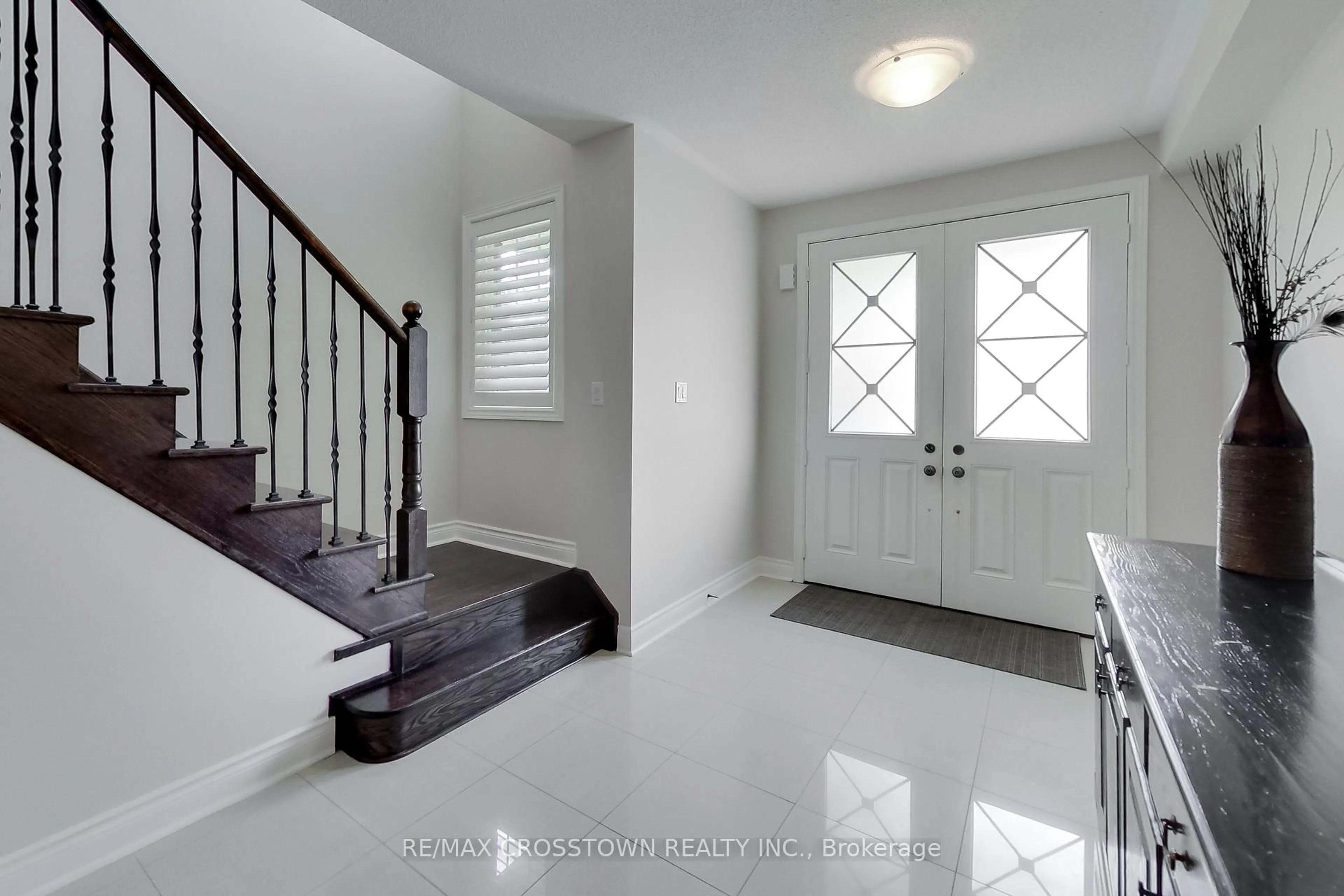 Indoor entryway for 23 Boyces Creek Crt, Caledon Ontario L7C 3S1