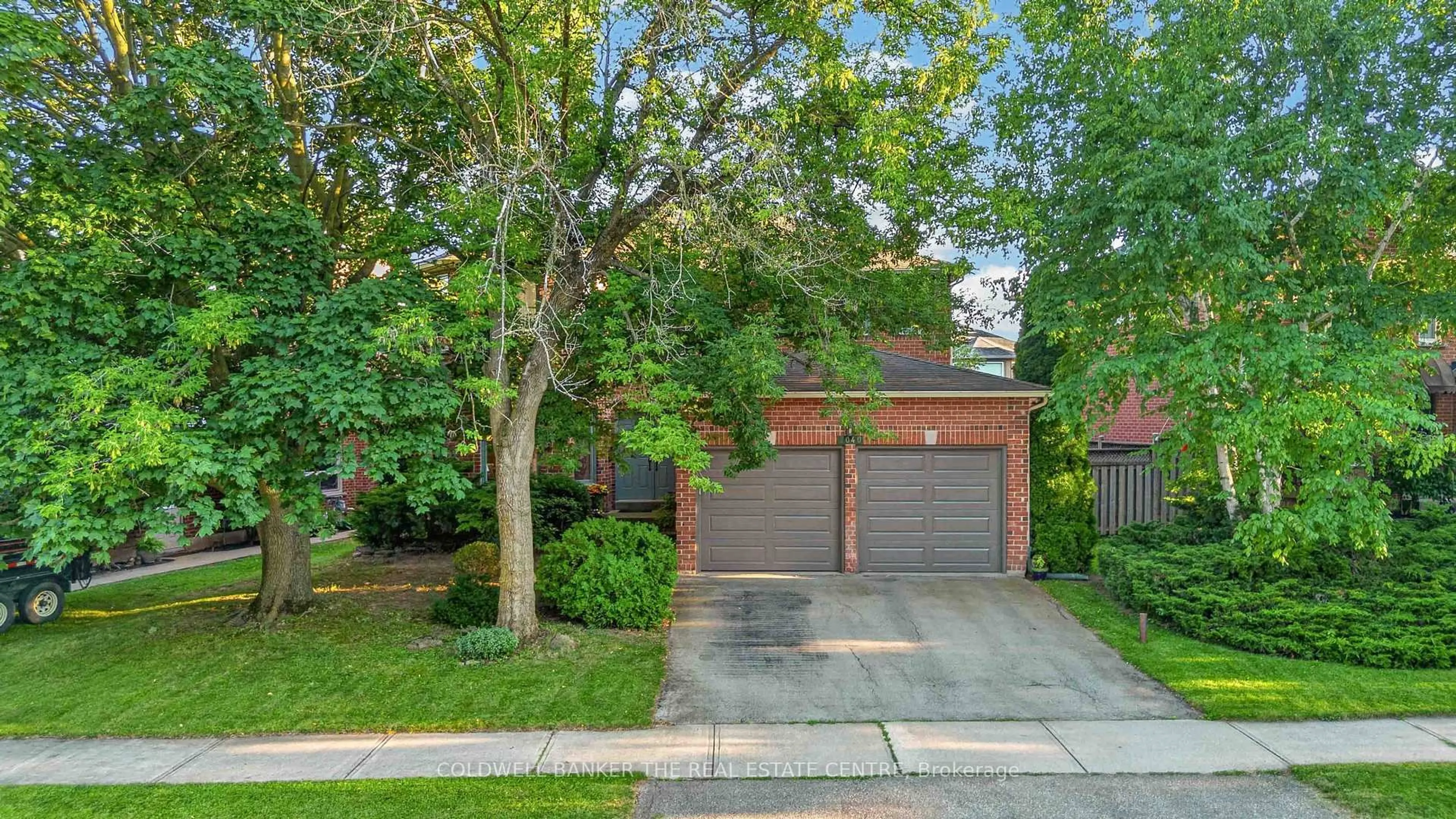 Home with brick exterior material, street for 2040 Markle Dr, Oakville Ontario L6H 3T3
