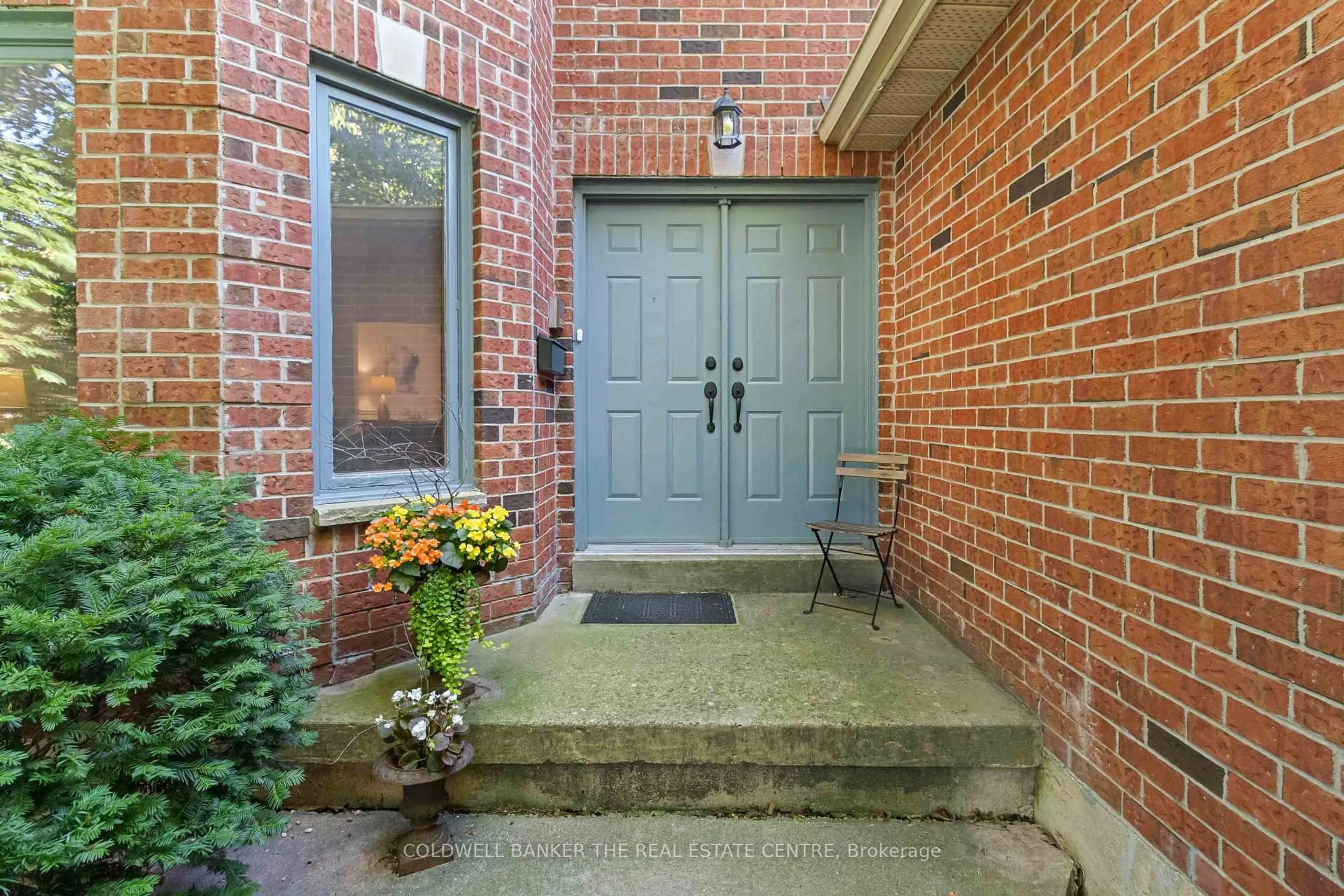 Indoor entryway for 2040 Markle Dr, Oakville Ontario L6H 3T3