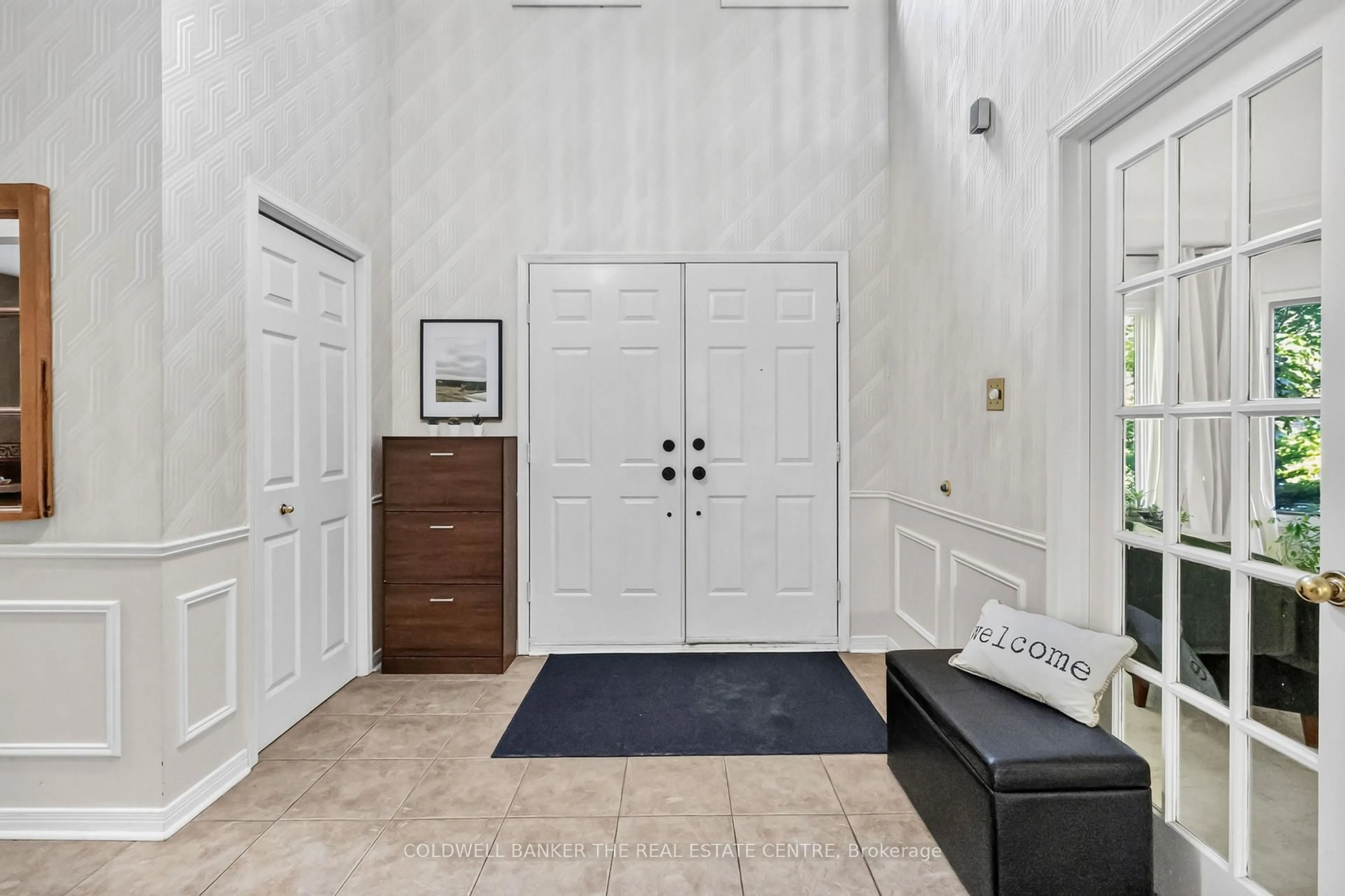 Indoor entryway for 2040 Markle Dr, Oakville Ontario L6H 3T3