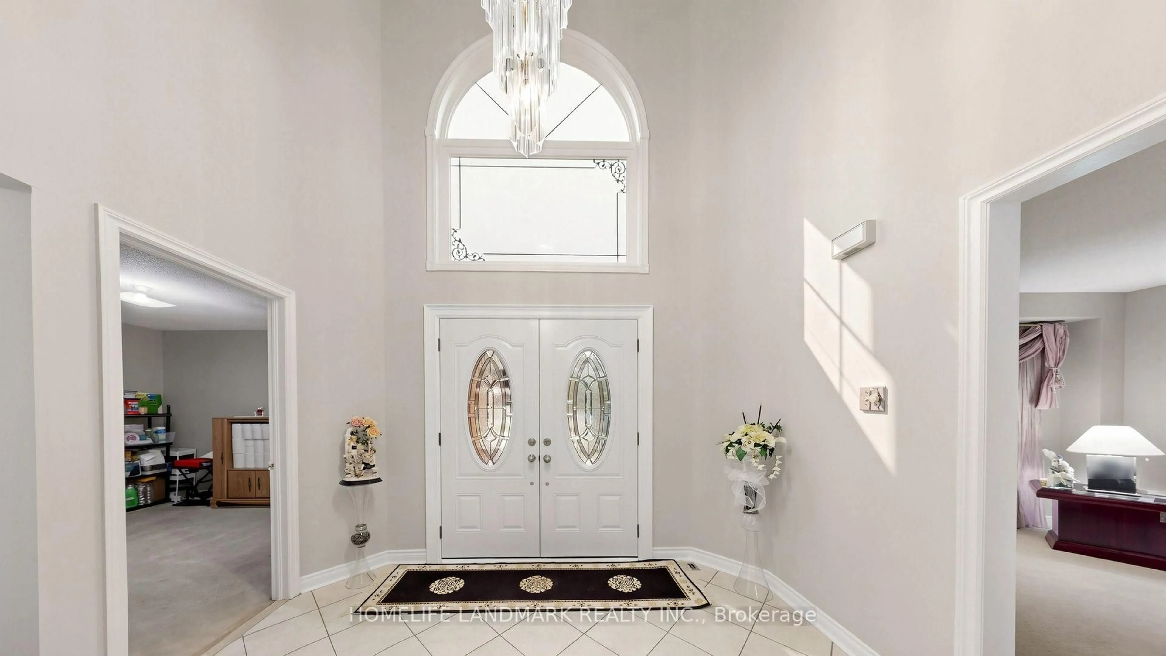 Indoor entryway for 2590 Ambercroft Tr, Mississauga Ontario L5M 4K3
