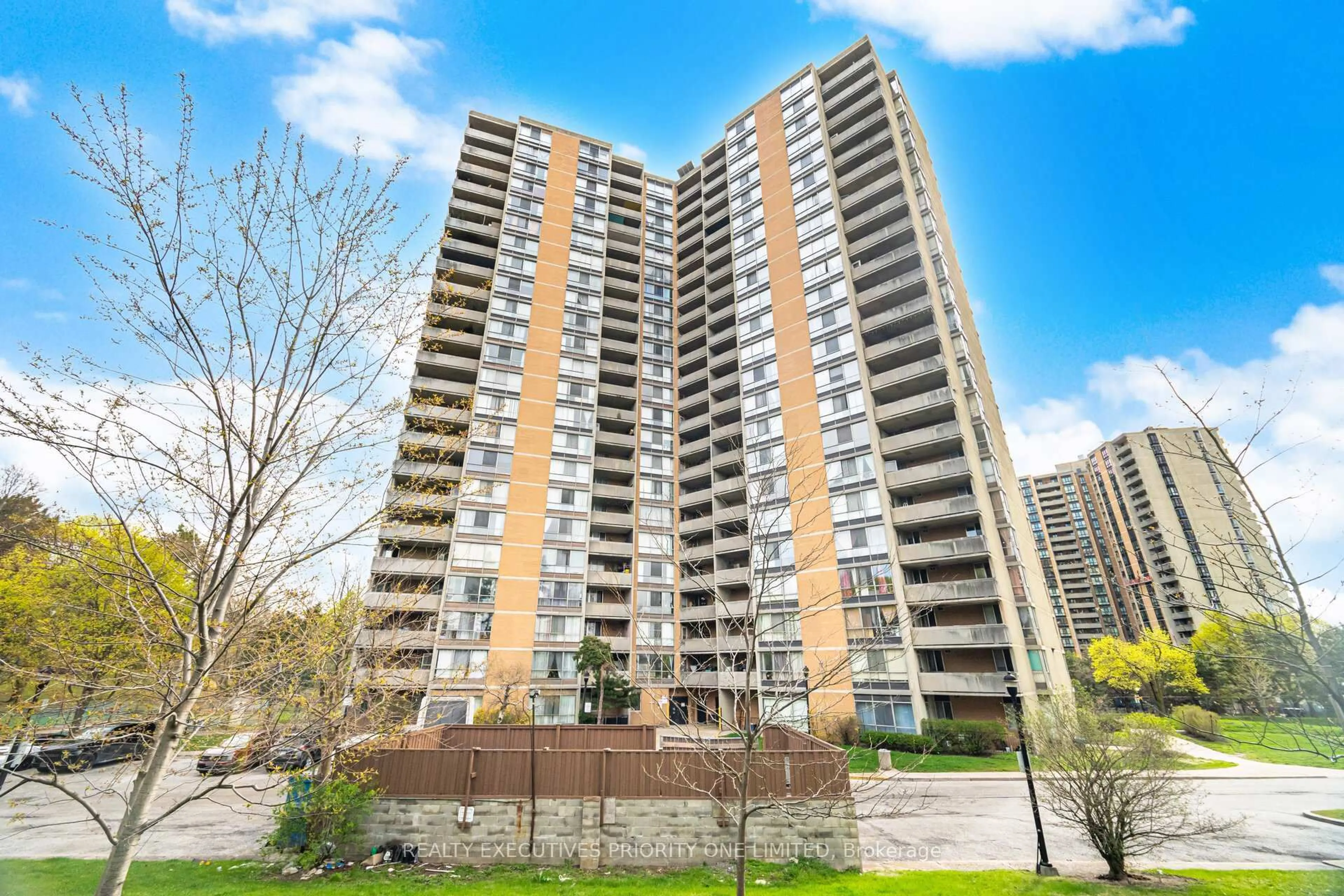 A pic from outside/outdoor area/front of a property/back of a property/a pic from drone, building for 10 Martha Eaton Way #1013, Toronto Ontario M6M 5B3