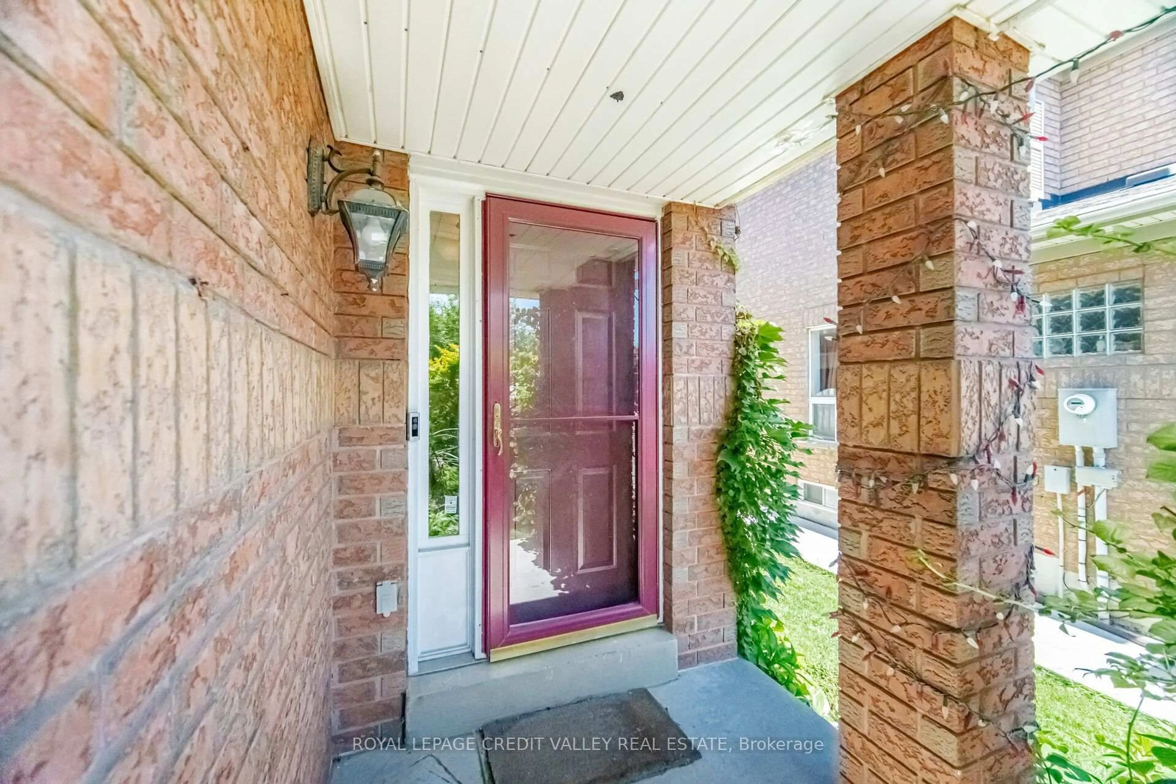 Indoor entryway for 8 Pressed Brick Dr, Brampton Ontario L6V 4K8