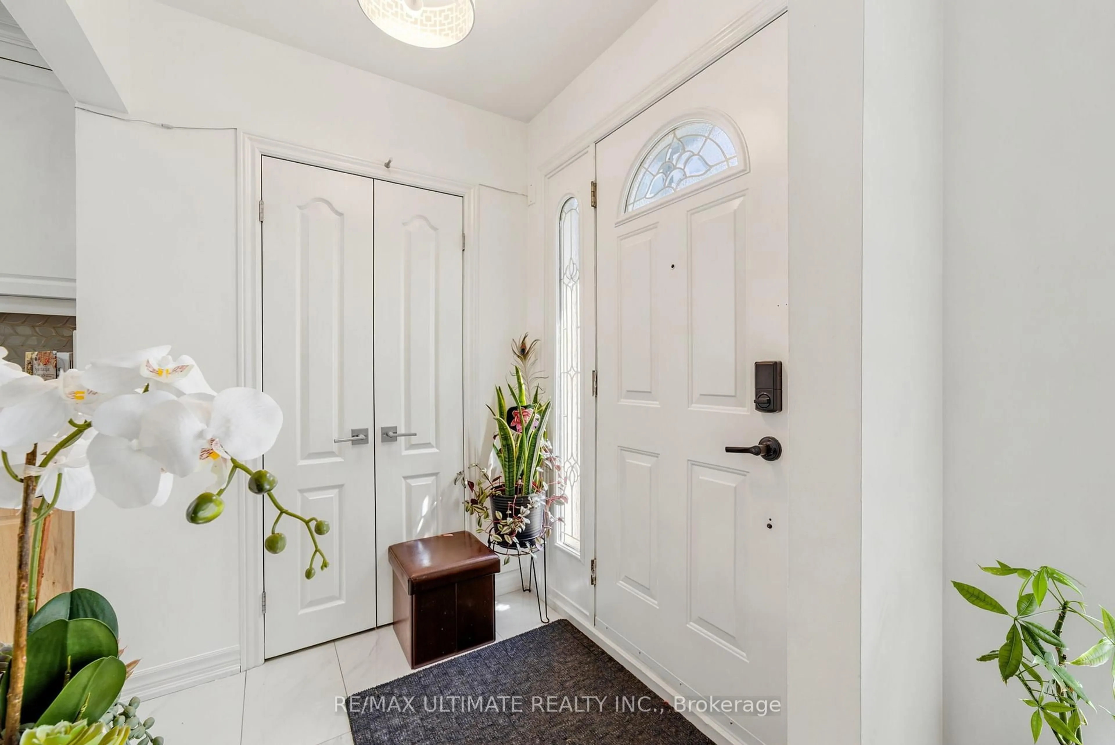 Indoor entryway for 48 Venetian Cres, Toronto Ontario M3N 2L8