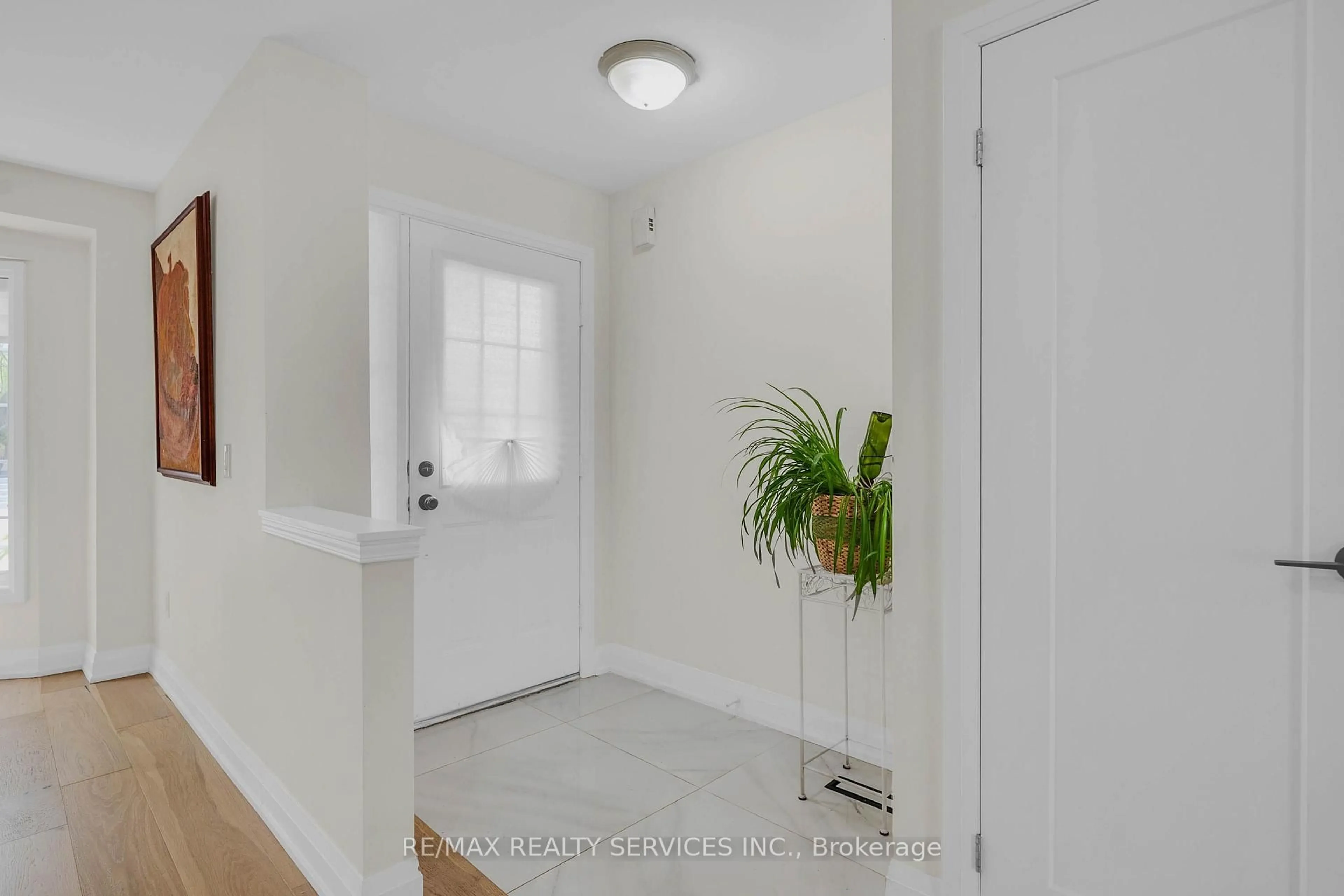 Indoor entryway for 128 Seaside Circ, Brampton Ontario L6R 2G9