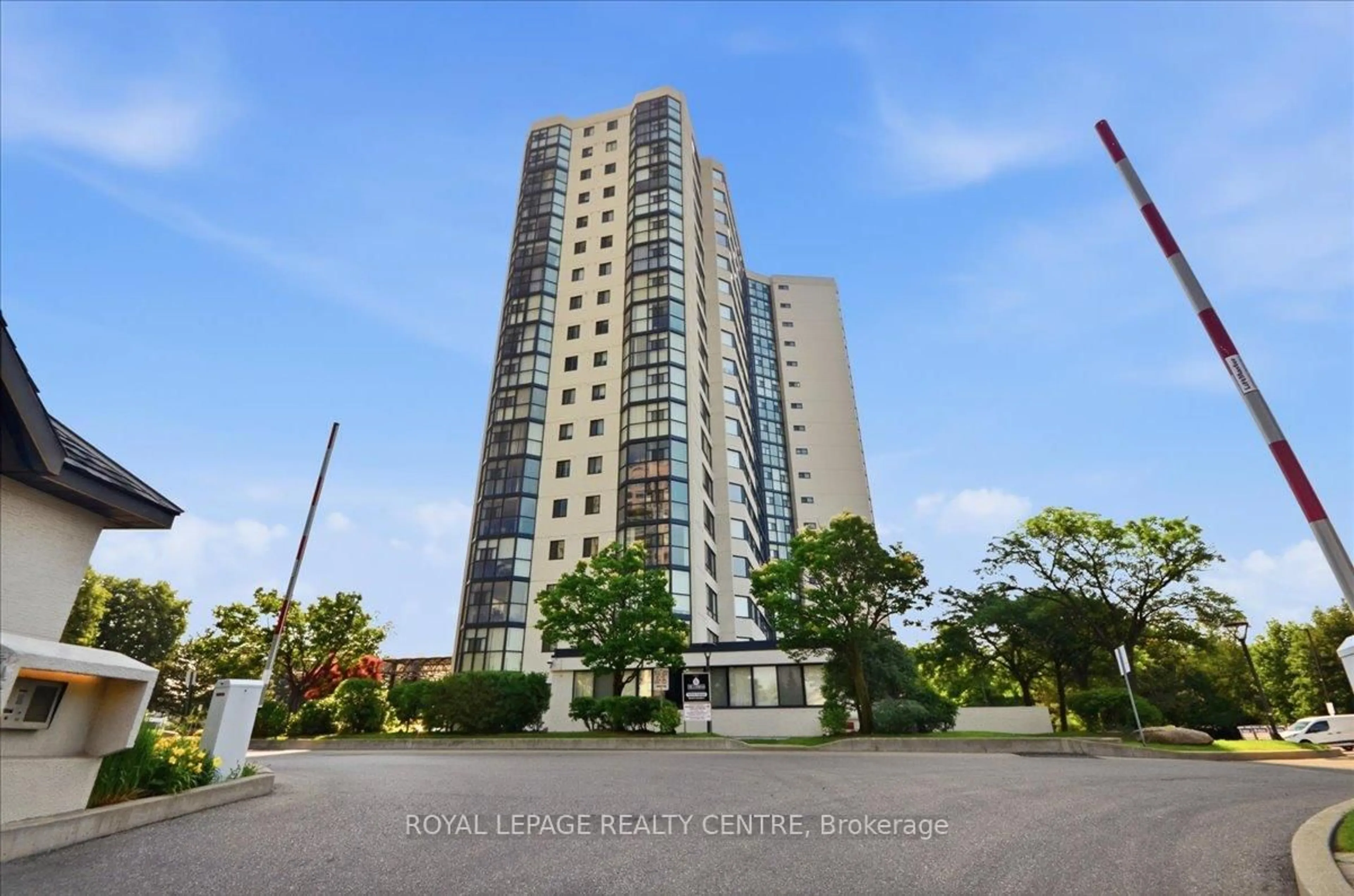 Indoor foyer for 1360 Rathburn Rd #410, Mississauga Ontario L4W 4H4