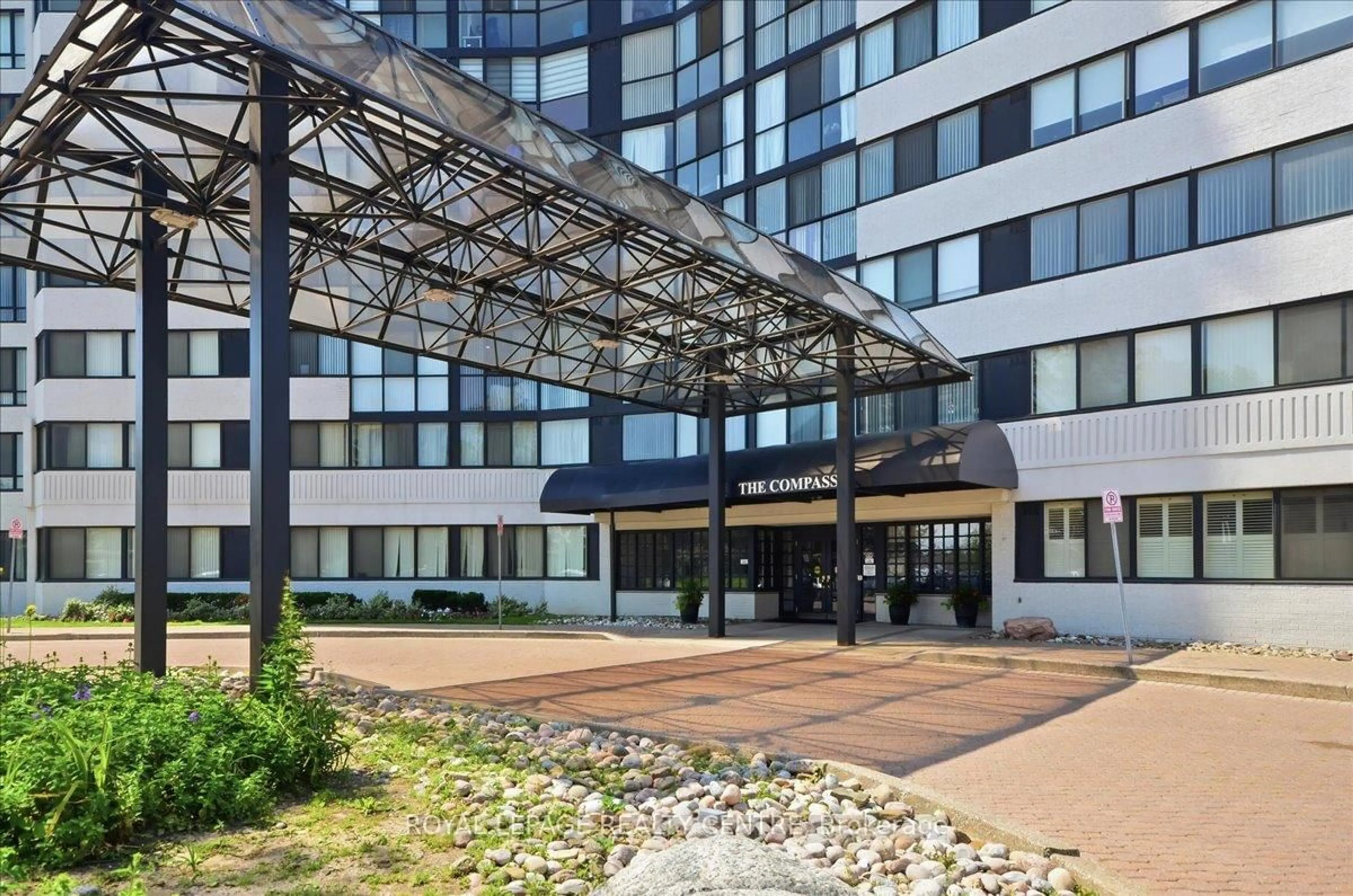 Indoor foyer for 1360 Rathburn Rd #410, Mississauga Ontario L4W 4H4