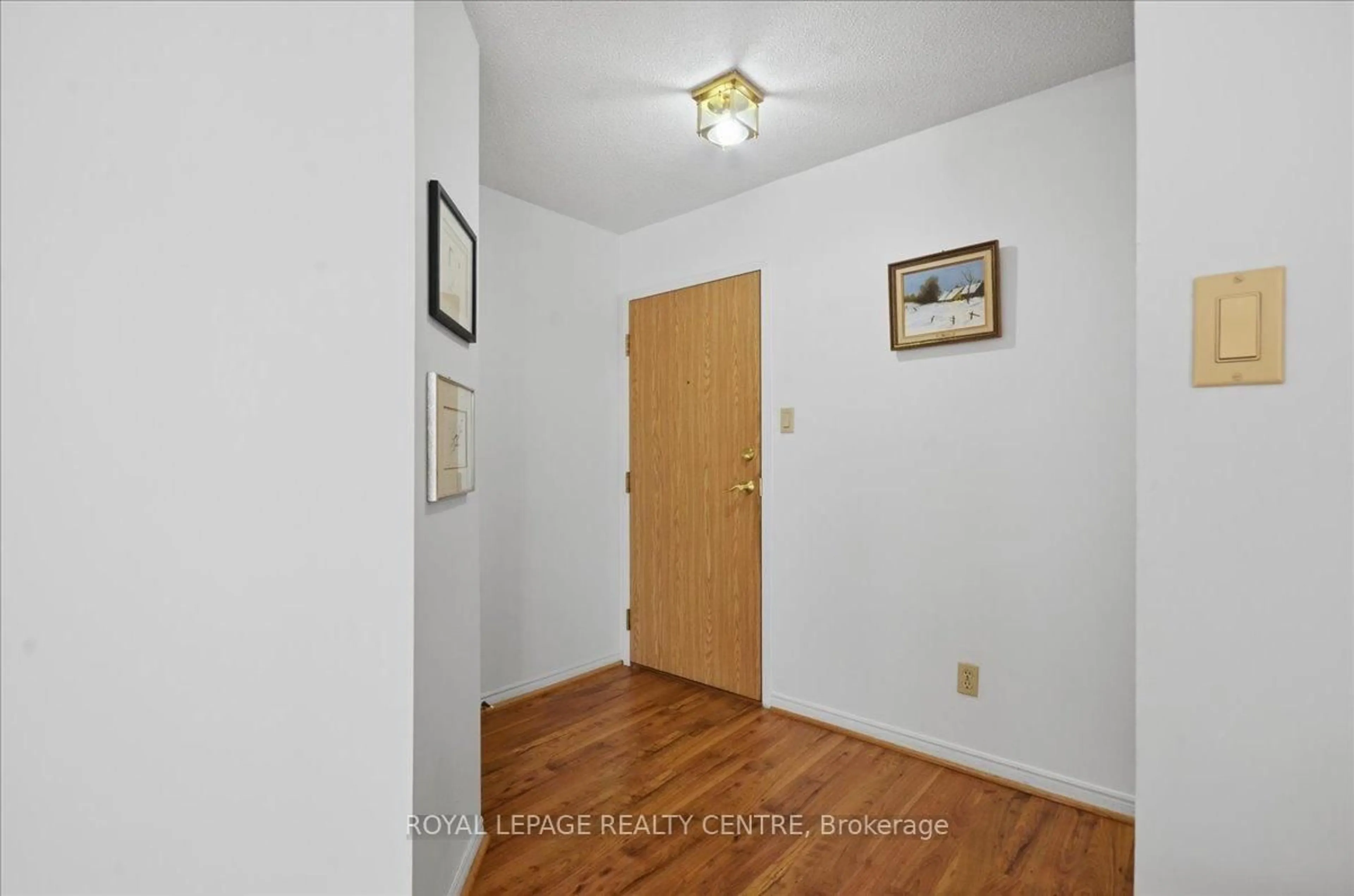Indoor entryway for 1360 Rathburn Rd #410, Mississauga Ontario L4W 4H4