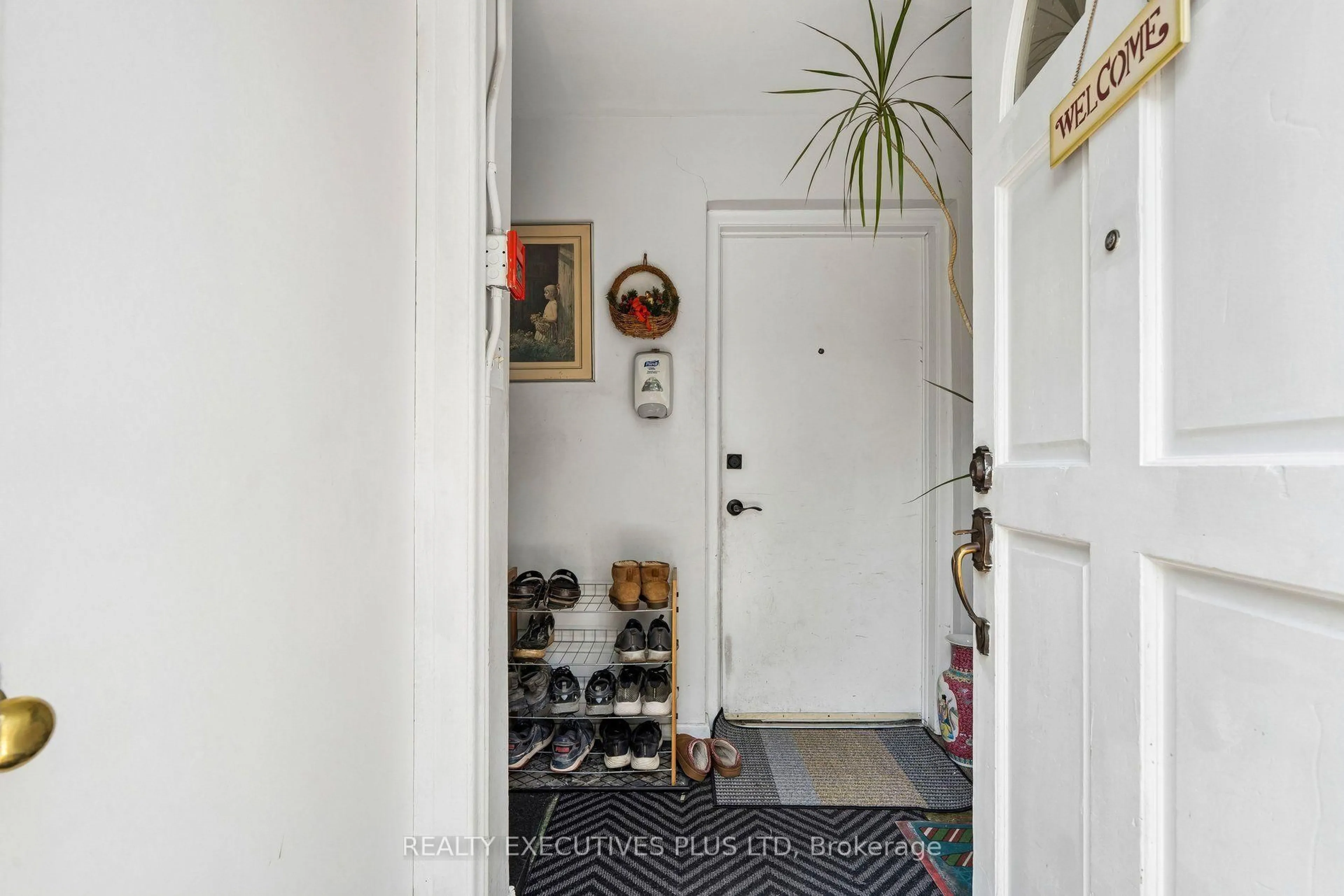 Indoor entryway for 74 Calstock Dr, Toronto Ontario M9V 1H2