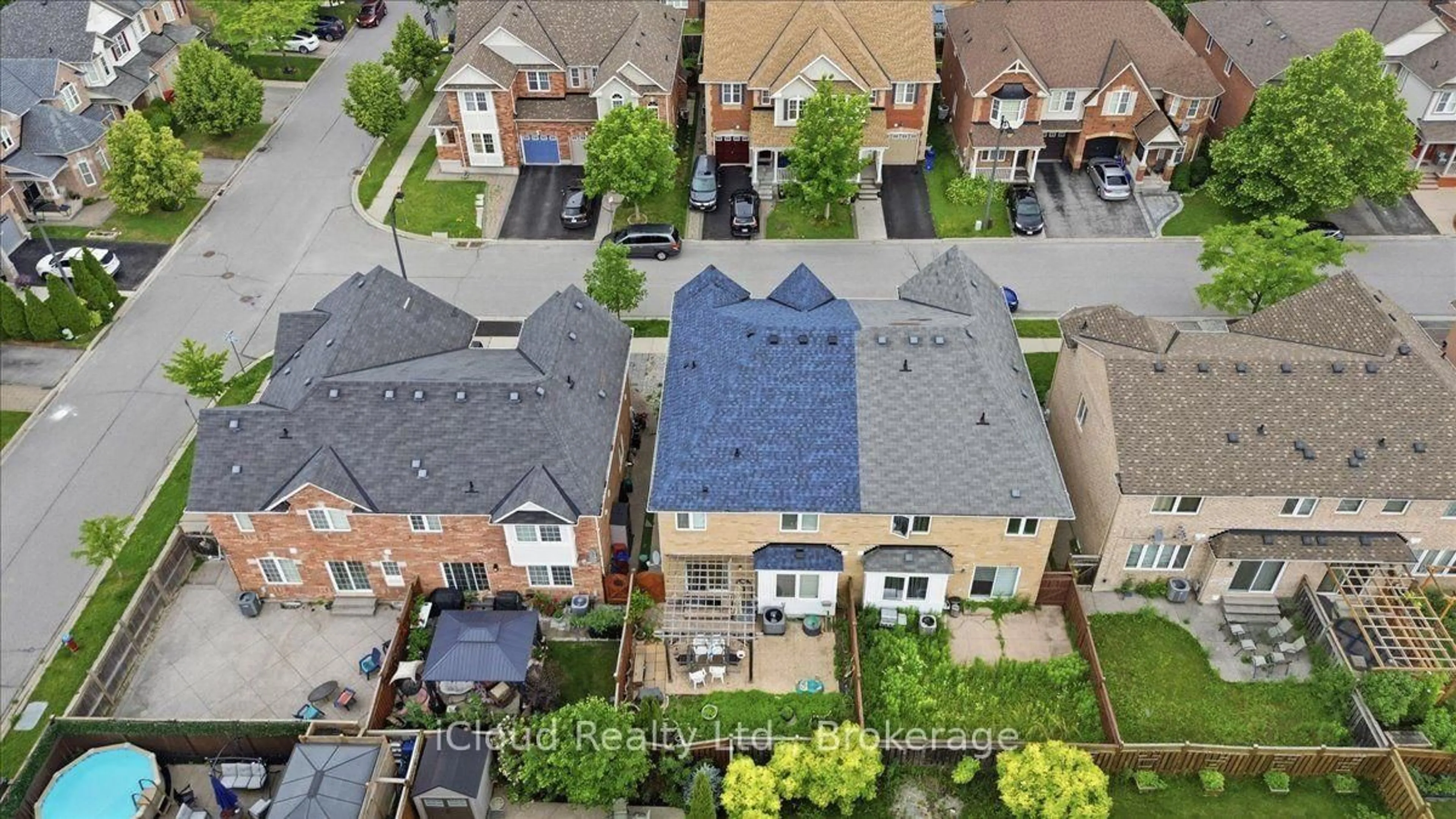 A pic from outside/outdoor area/front of a property/back of a property/a pic from drone, street for 270 Whetham Hts, Milton Ontario L9T 0N7