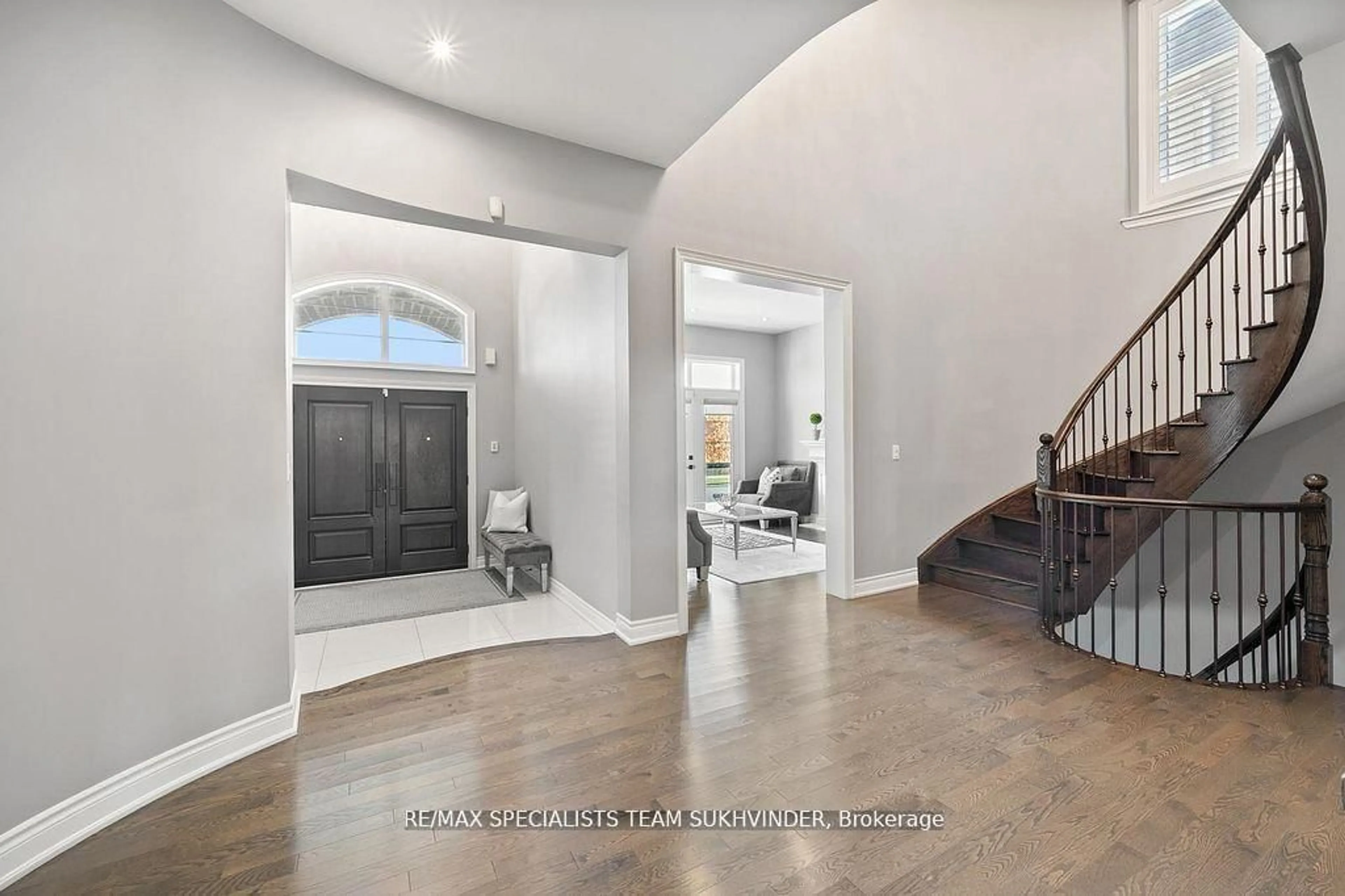 Indoor entryway for 34 Burlwood Rd, Brampton Ontario L6P 4E8
