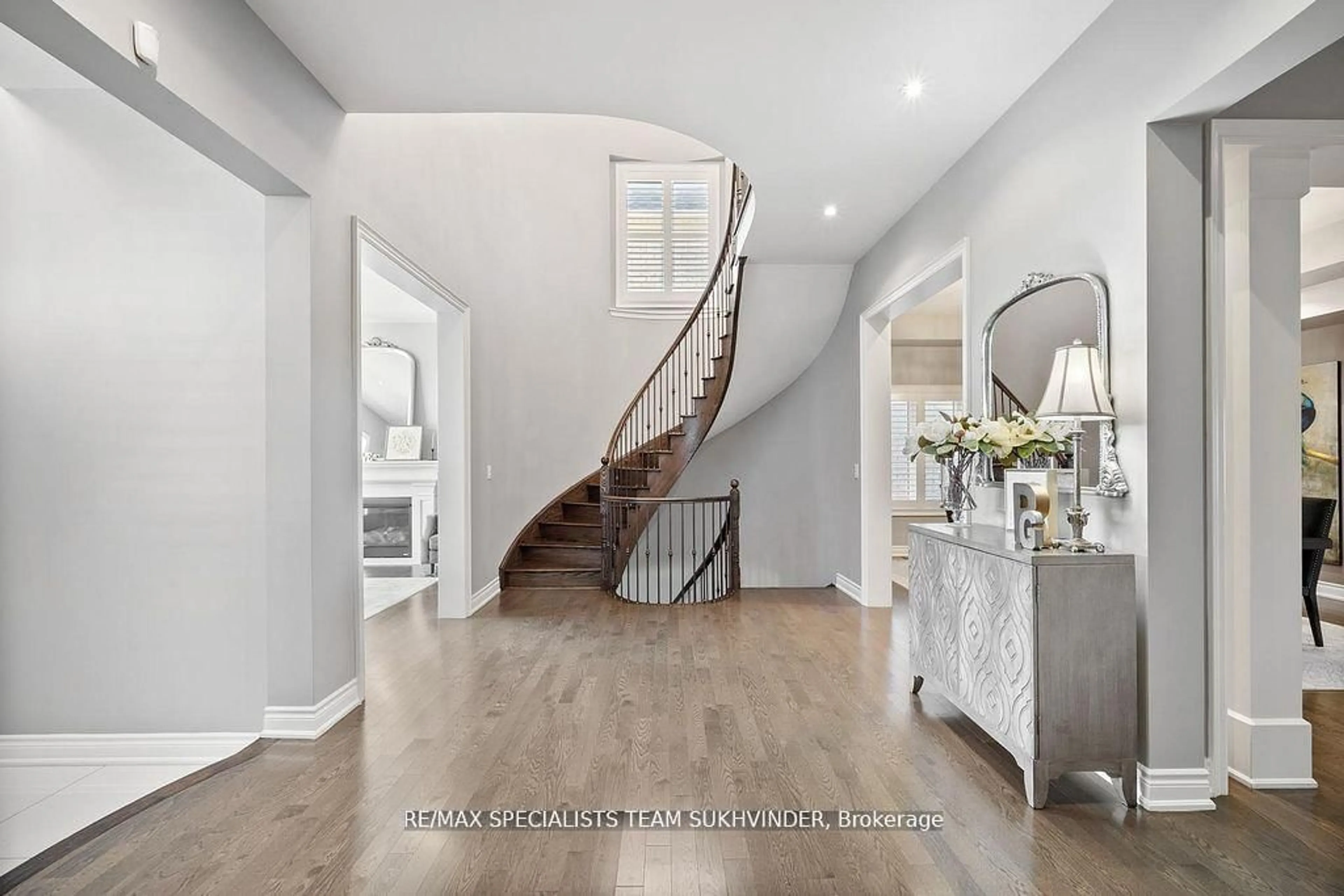 Indoor entryway for 34 Burlwood Rd, Brampton Ontario L6P 4E8