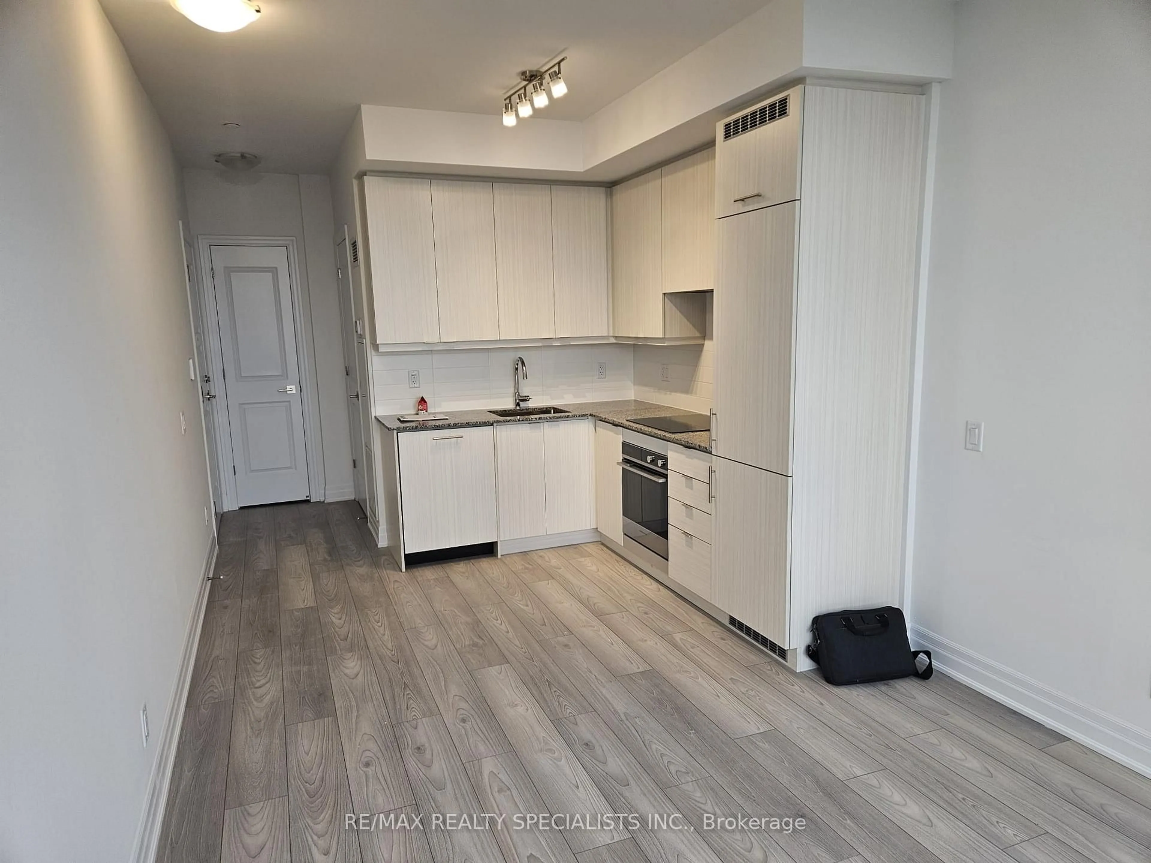 Standard kitchen, unknown for 36 ELM Dr #3605, Mississauga Ontario L5B 0N3