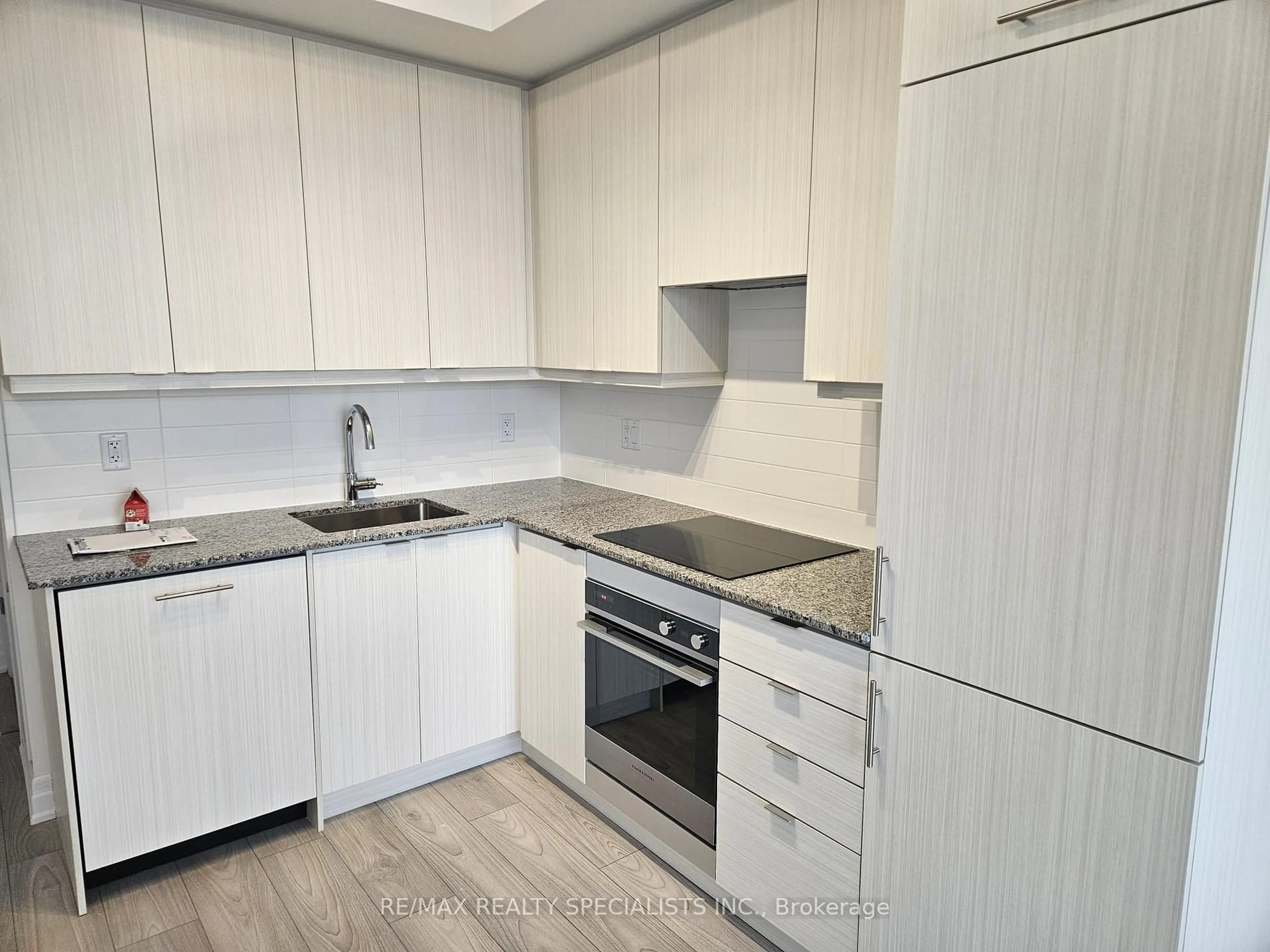Standard kitchen, wood/laminate floor for 36 ELM Dr #3605, Mississauga Ontario L5B 0N3